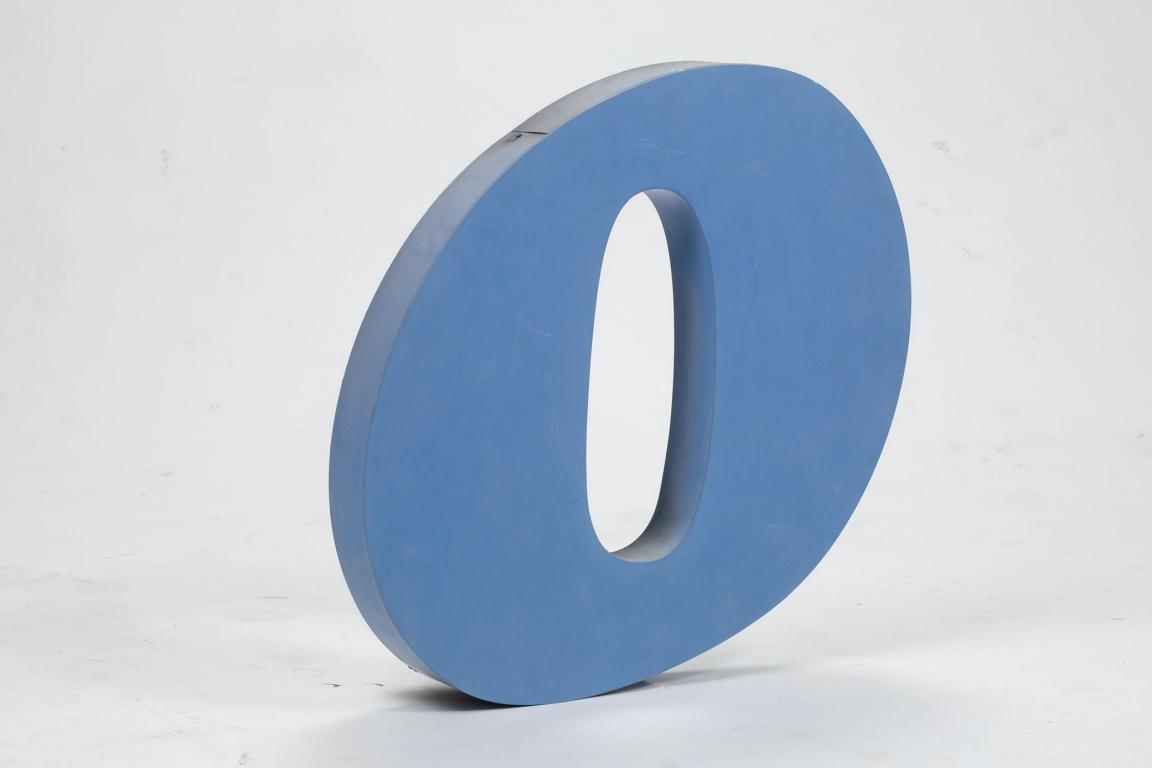 ein blaues «O» aus dem ehemaligen Schriftzug der Konditorei Gnädinger am Schaffhauserplatz