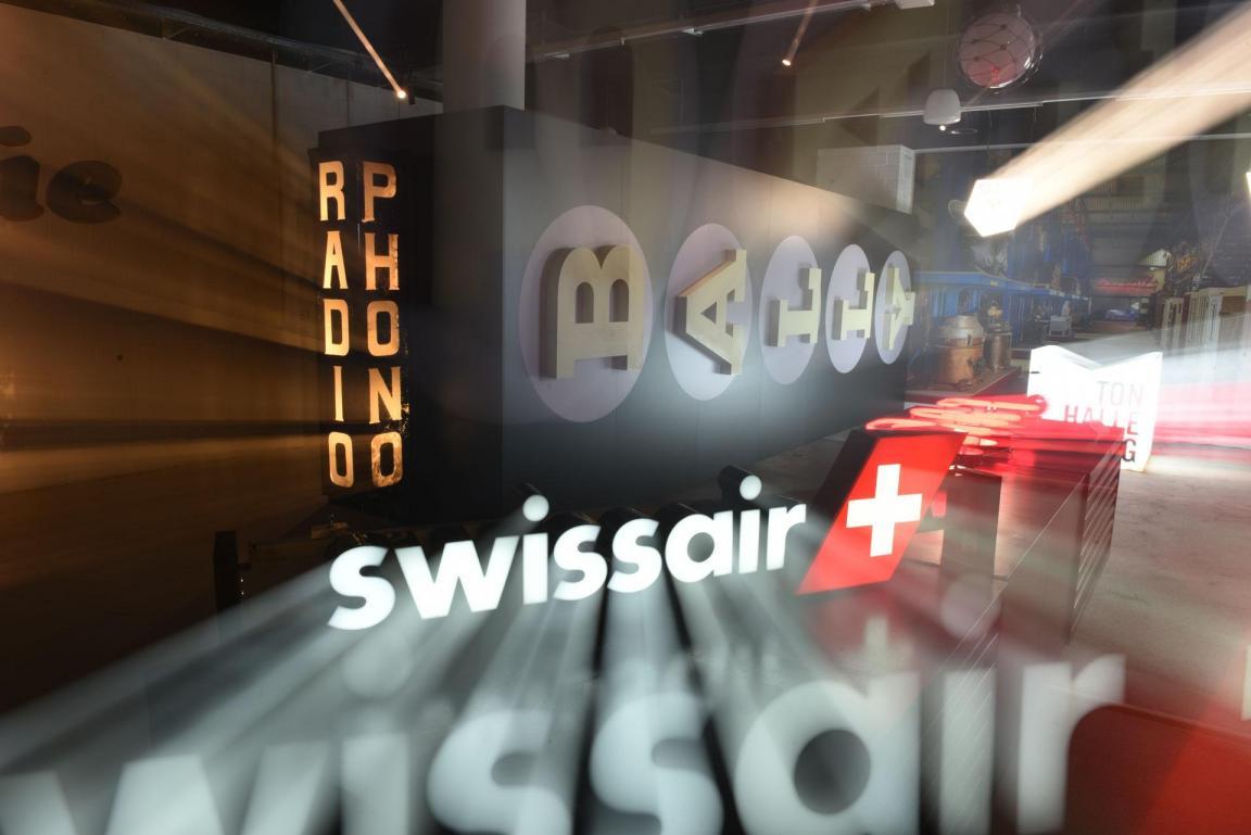 Ausstellungsraum mit Leuchtwerbung