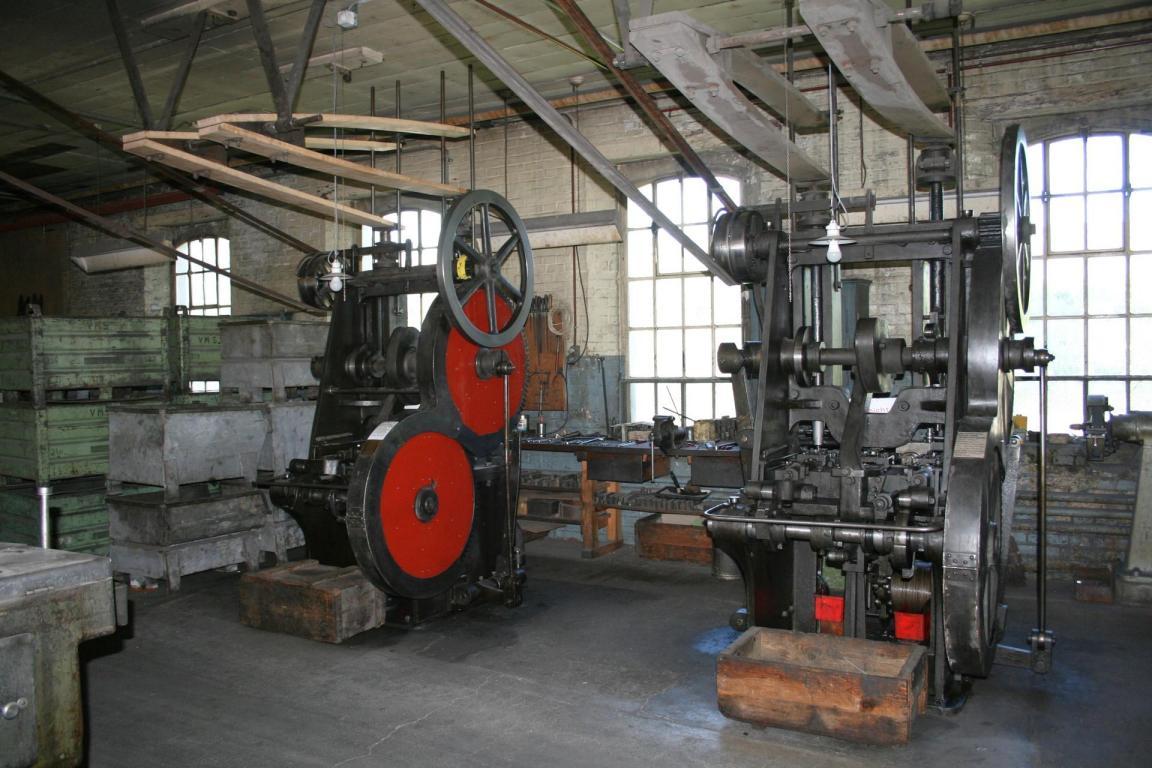 Zwei Maschinen, die zur Herstellung von Nägeln verwendet werden.