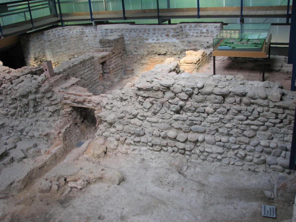 Die überdachten Ruinen des römischen Gutshof Seeb