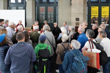 Grosser Andrang an einer Führung im Hauptbahnhof Zürich