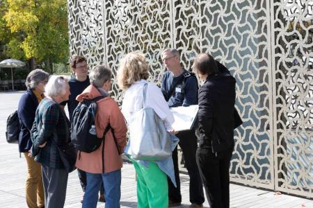Eine gruppe von Menschen lauscht auf dem Sechseläutenplatz den Ausführungen eines Archäologen.