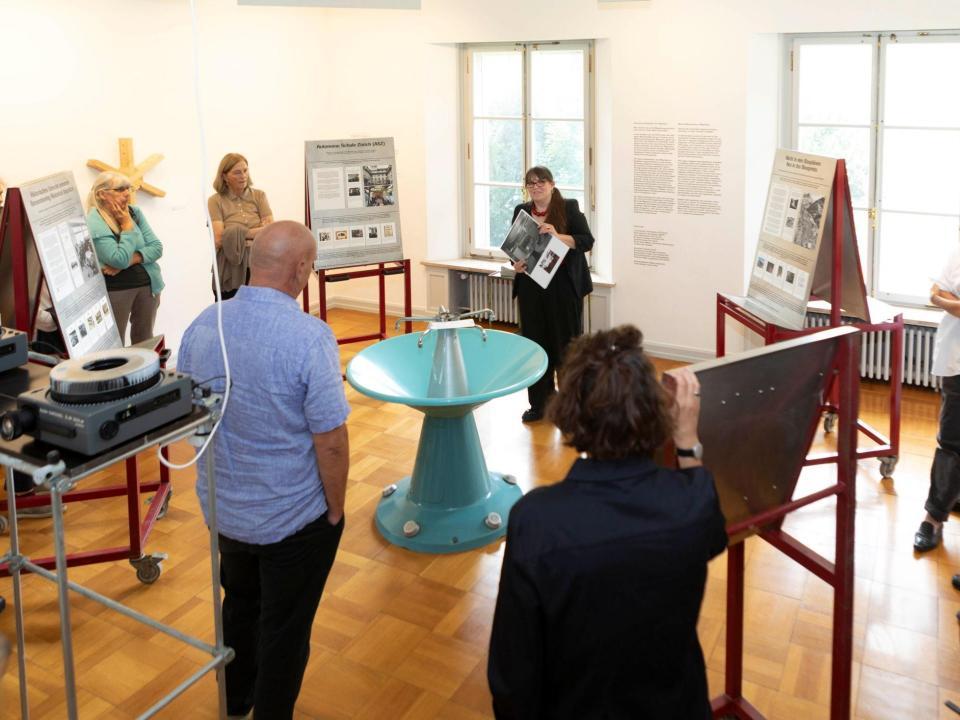 Ein Ausstellungsraum im ZAZ Bellerive mit verschiedenen Personen, die an einer Führung teilnehmen.