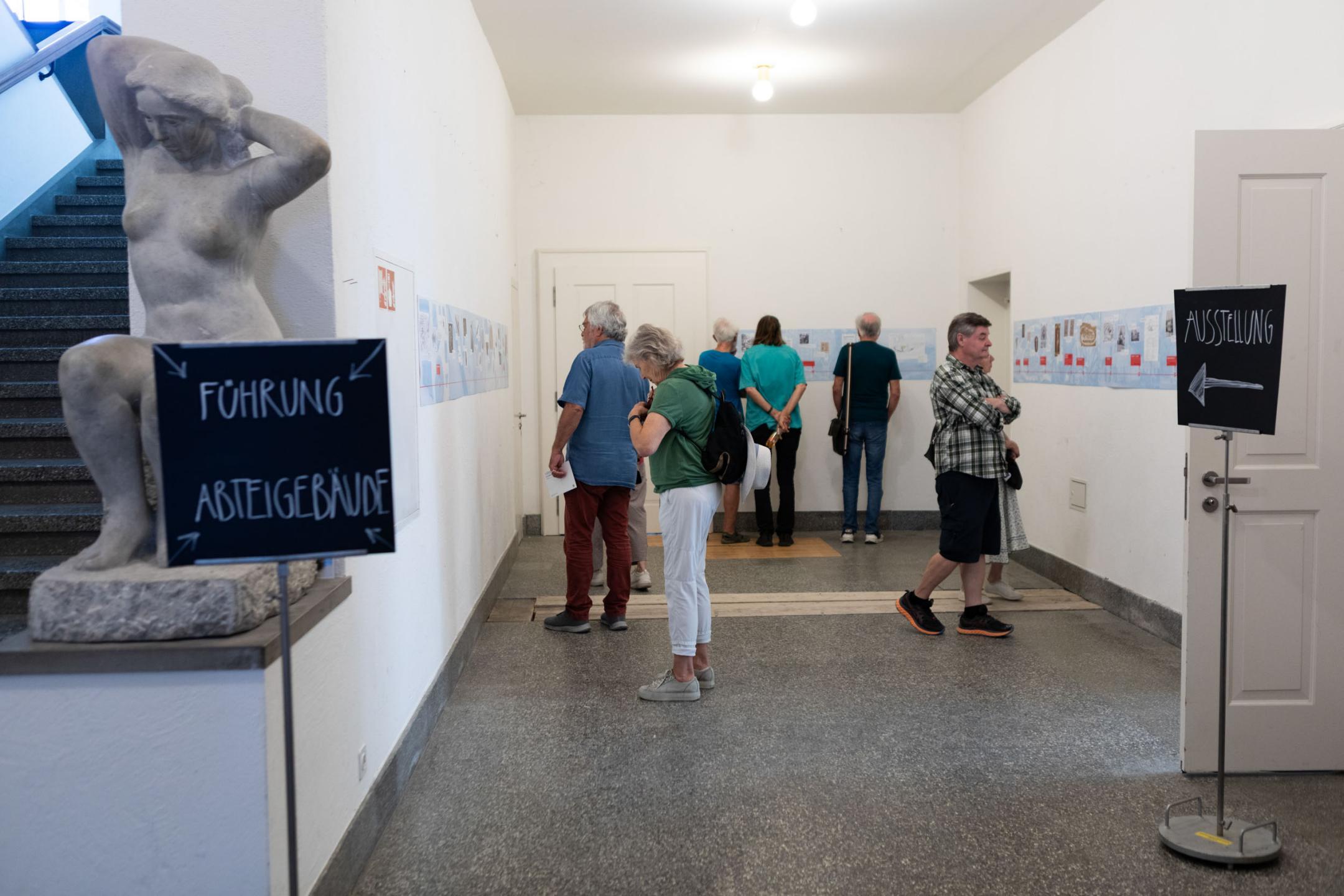 Besuchende in der Ausstellung