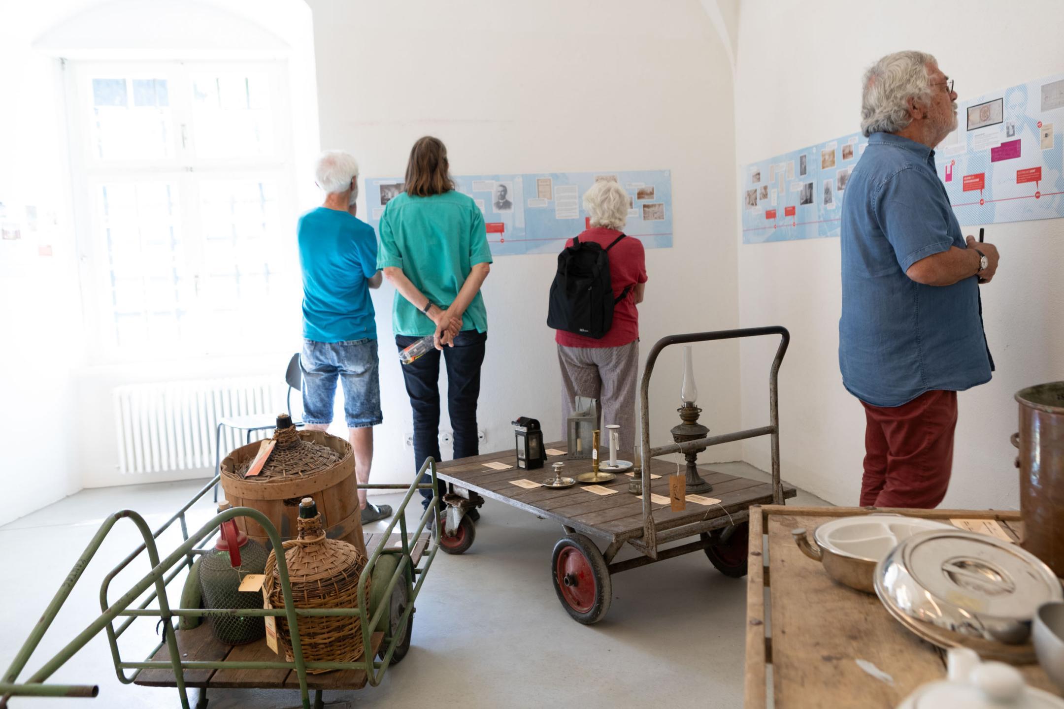 Besuchende in der Ausstellung
