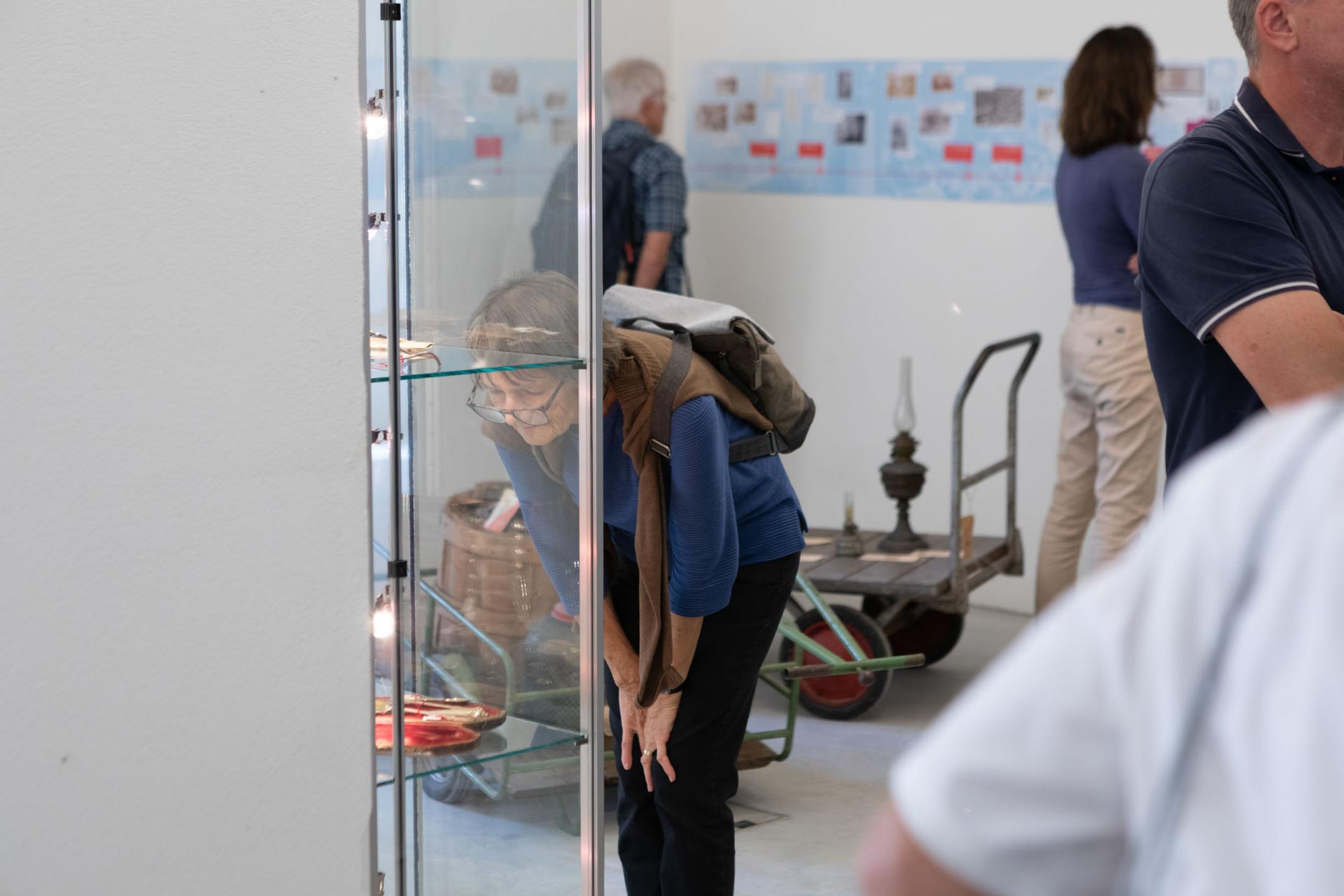 Besuchende in der Ausstellung
