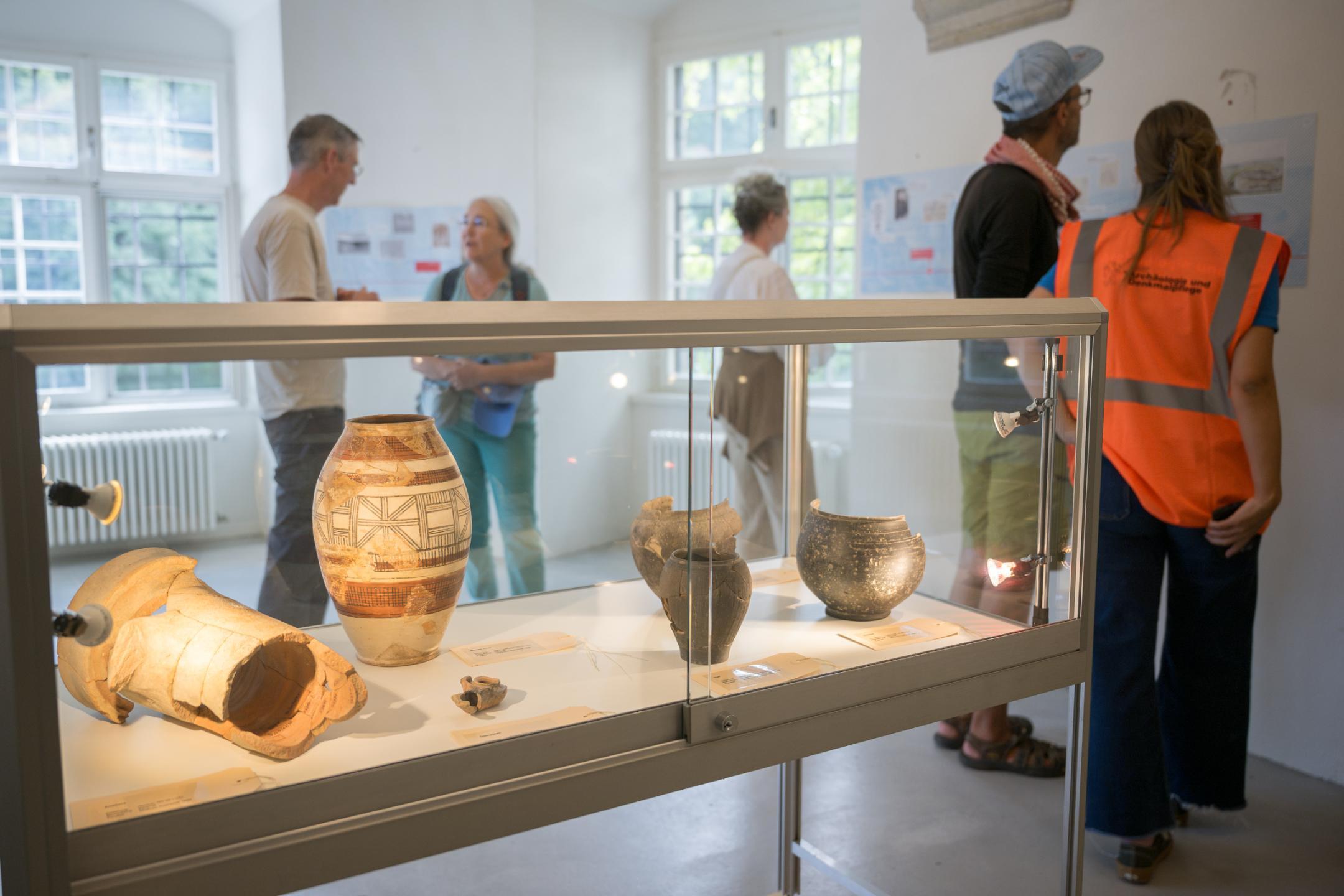 Besuchende in der Ausstellung
