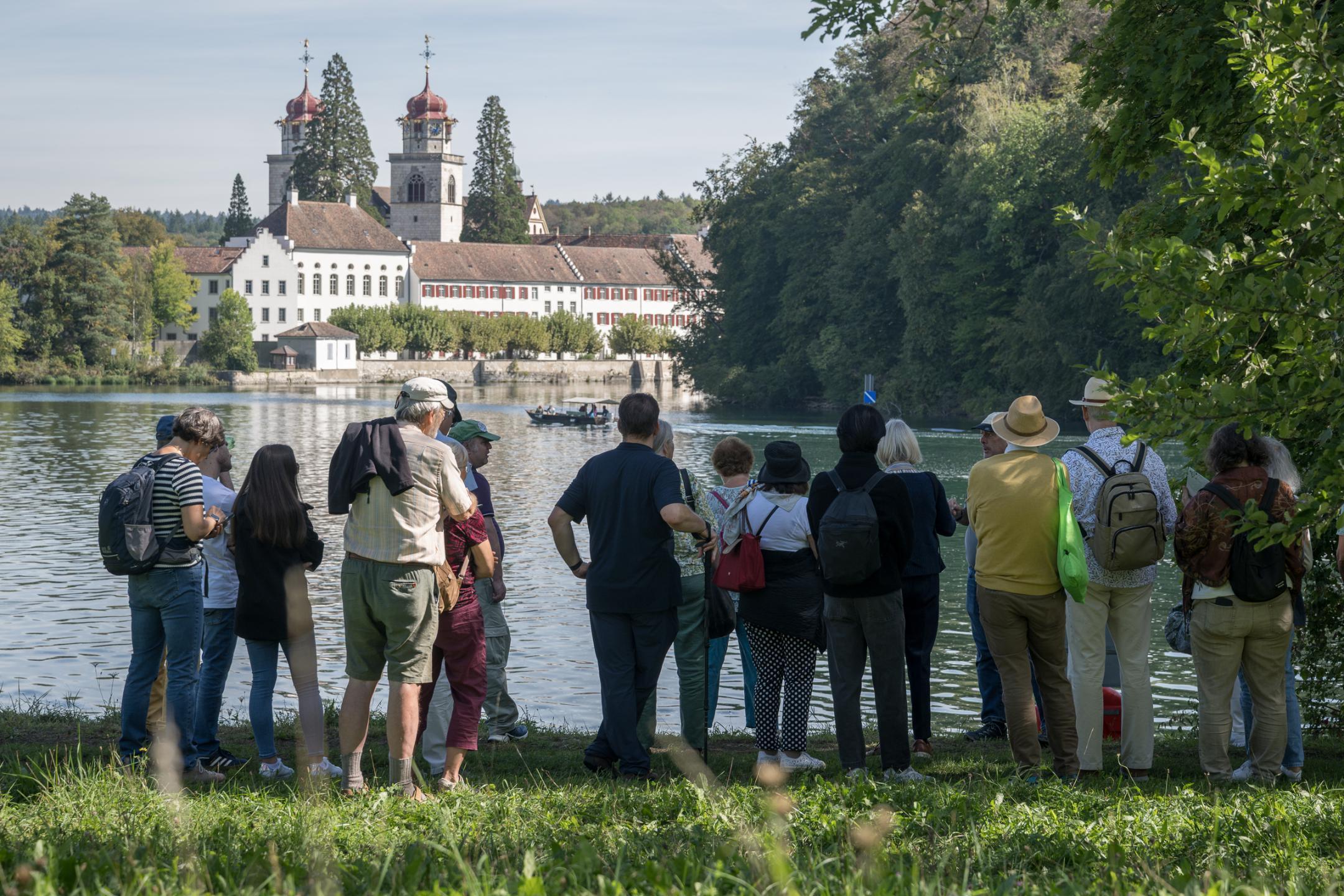 Teilnehmende des Kulturspazierganges mit Blick auf den Rhein