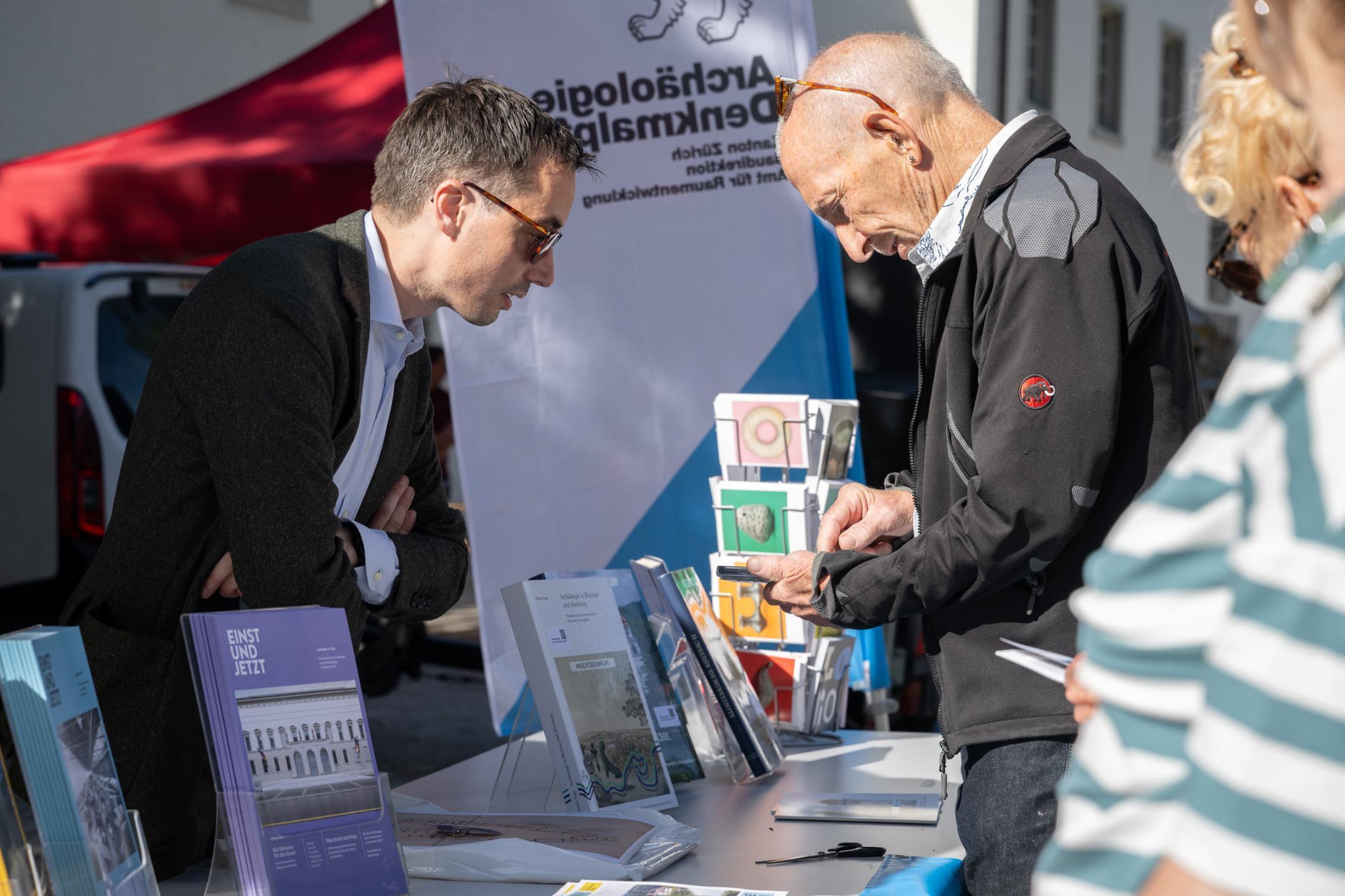 Infostand auf dem Kirchplatz