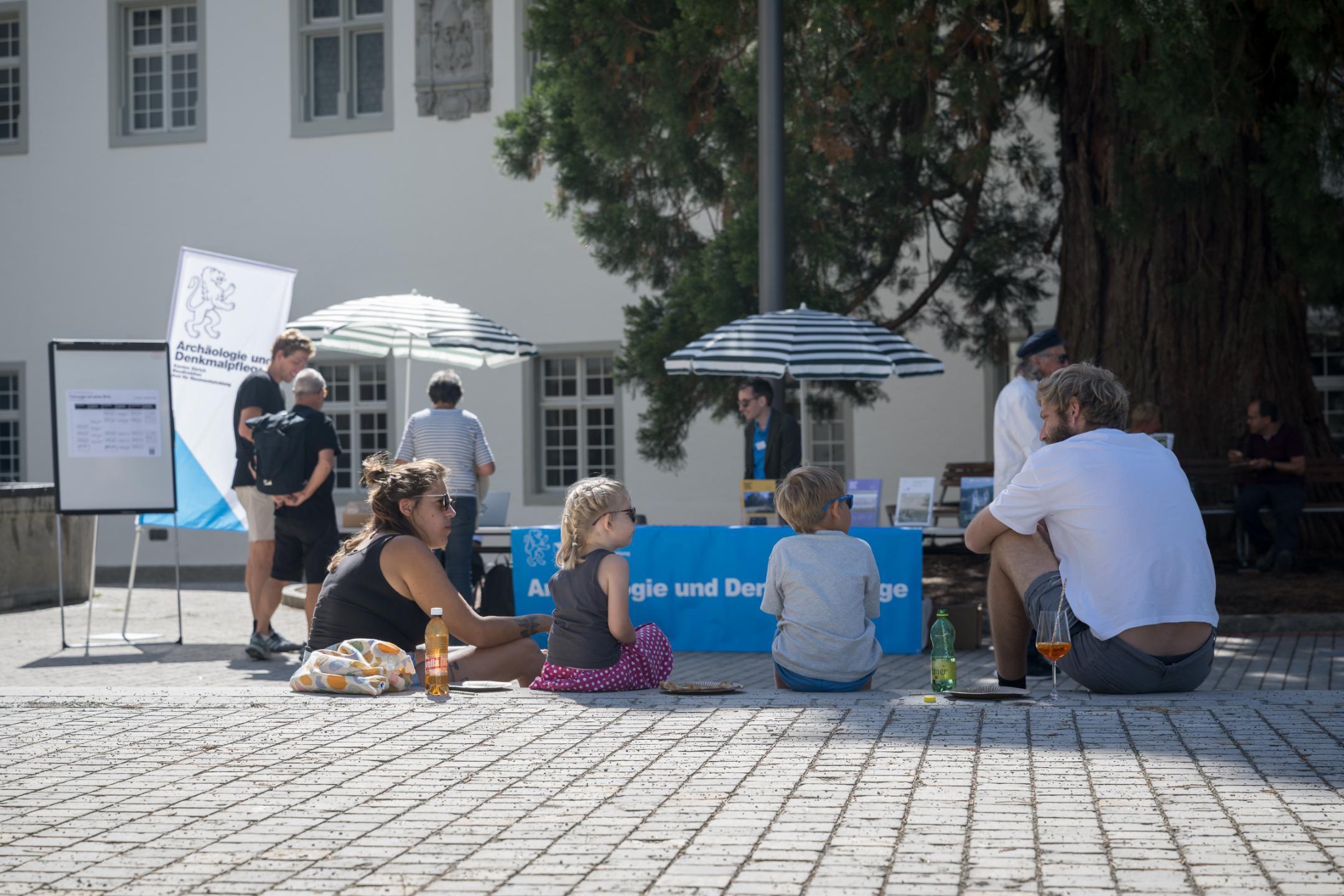 Infostand auf dem Kirchplatz