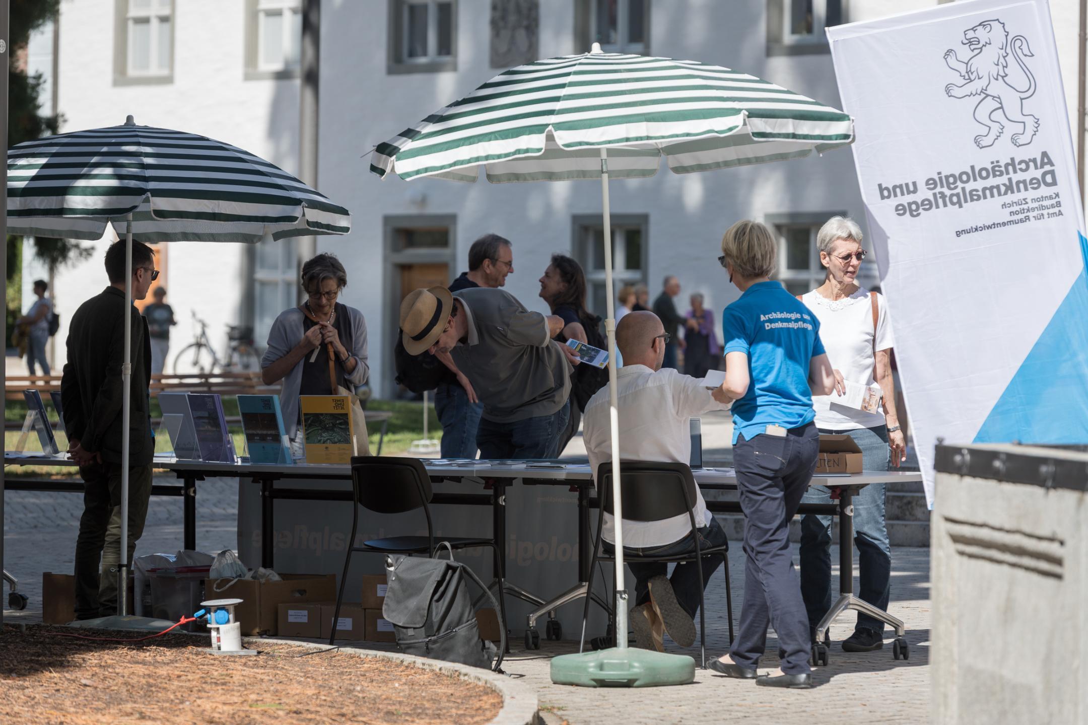 Infostand auf dem Kirchplatz
