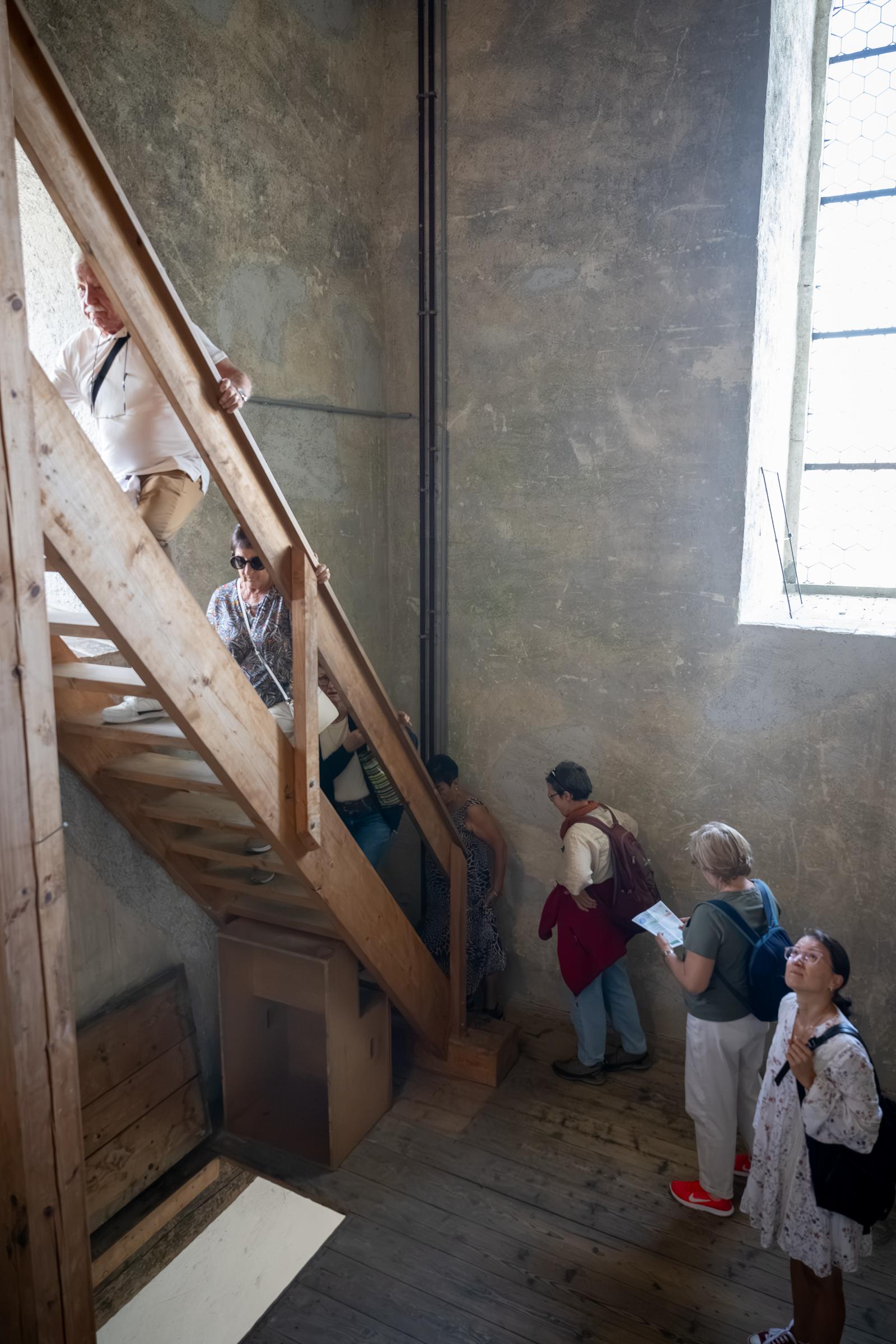 Besuchende steigen den Turm der Klosterkirche hinauf