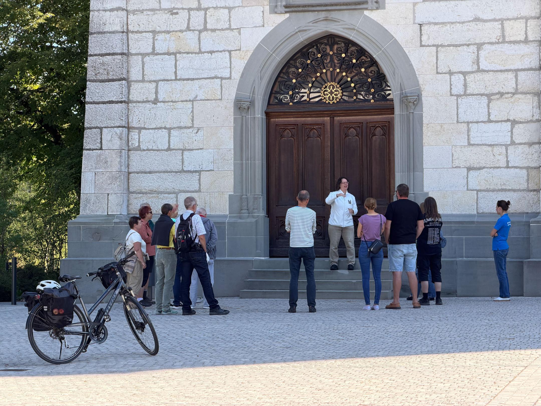 Besuchende vor dem Turm der Klosterkirche