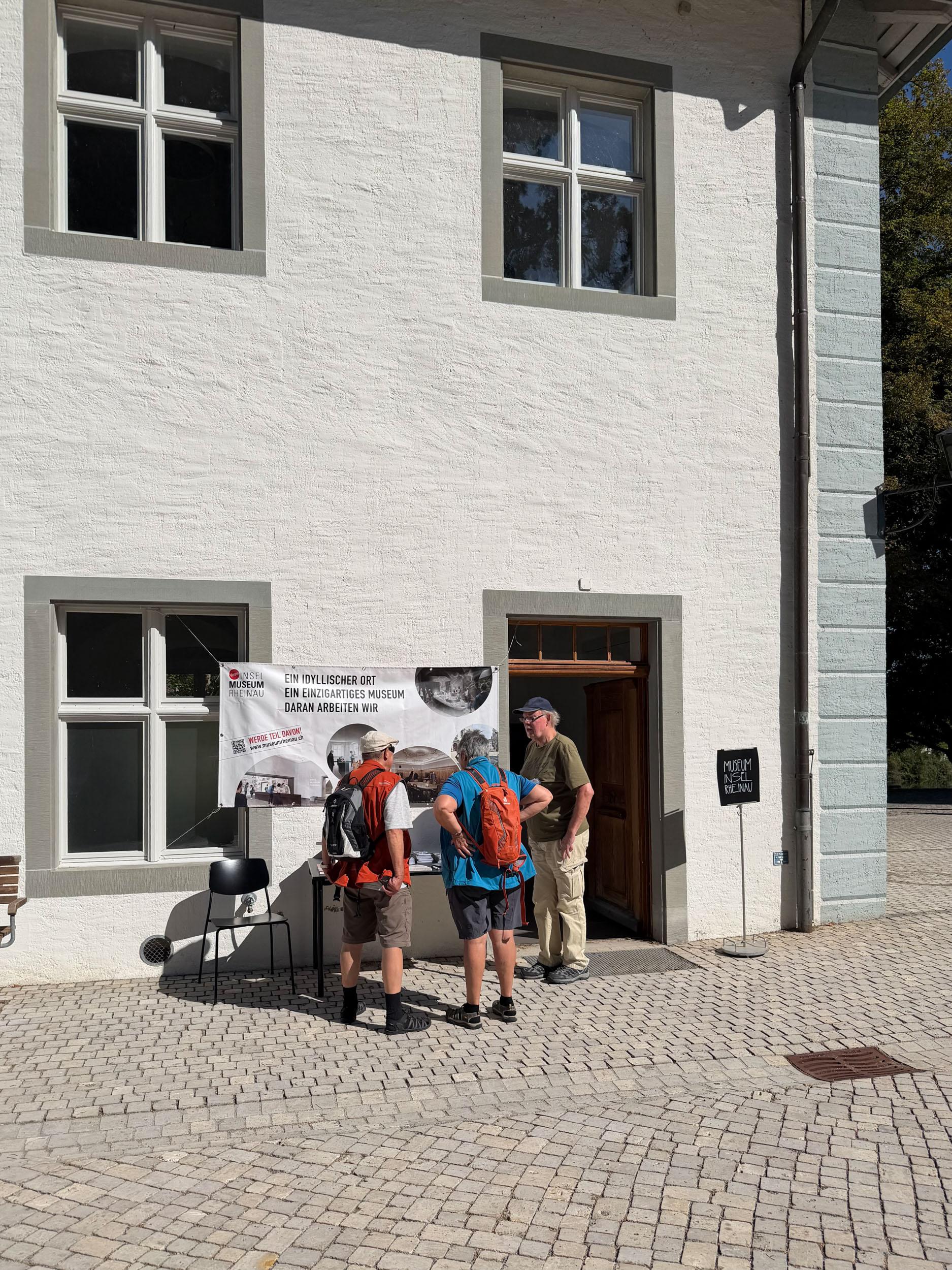 Mitglieder des Vereins Insel Museum Rheinau erläutern den Besuchenden ihre Ideen