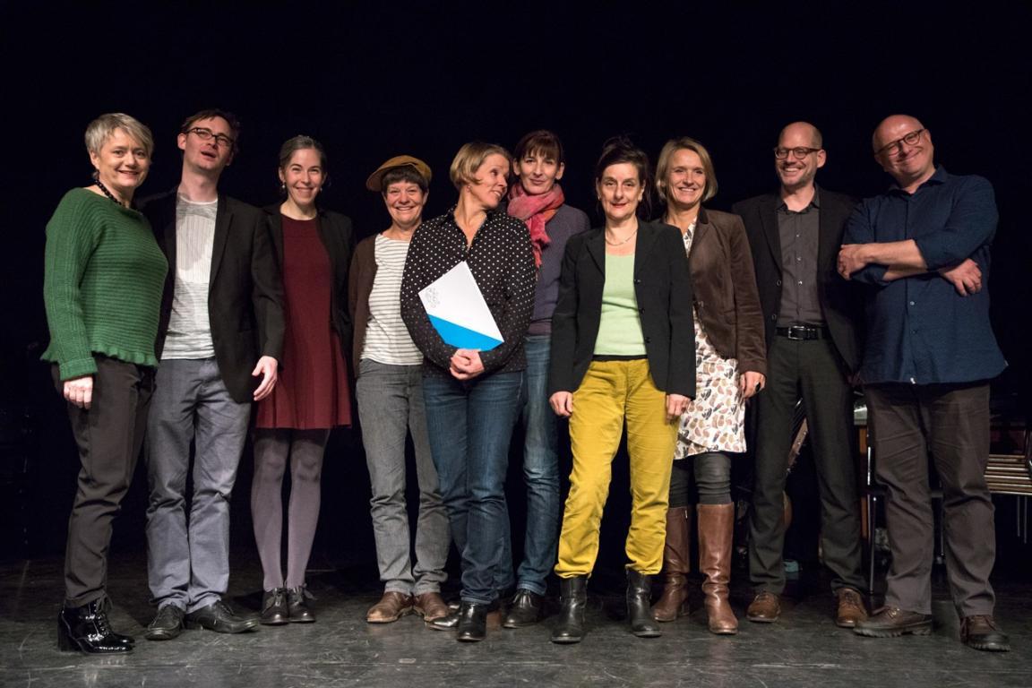 Gruppenfoto der Preisträger, der Laudatoren und Jacqueline Fehr