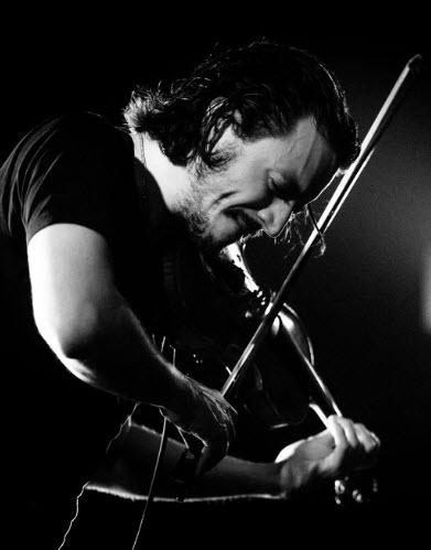 Tobias Preisig spielend an der Violine, Bild schwarz-weiss