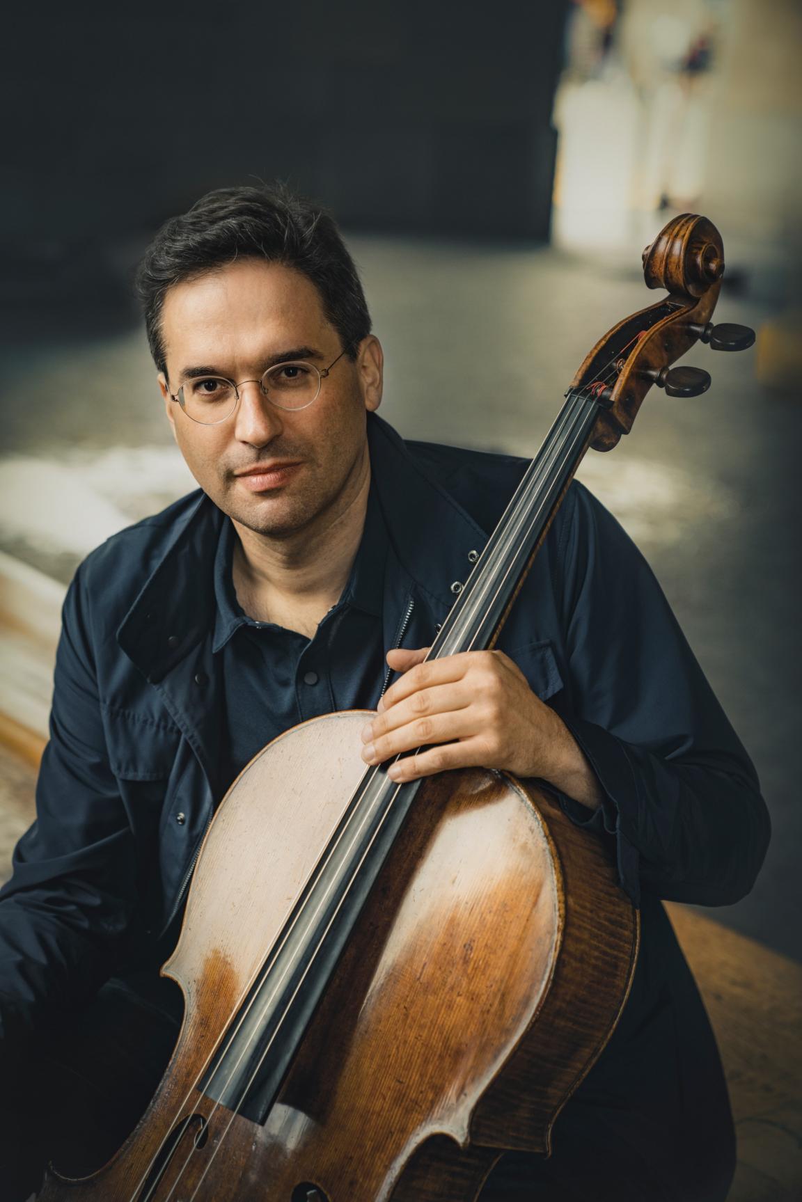 Portrait von Christian Poltéra mit Cello
