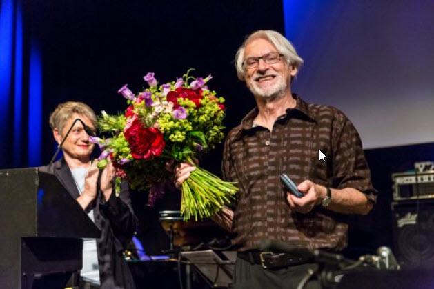 Bruno Spörri mit bei der Ehrung mit Blumenstrauss