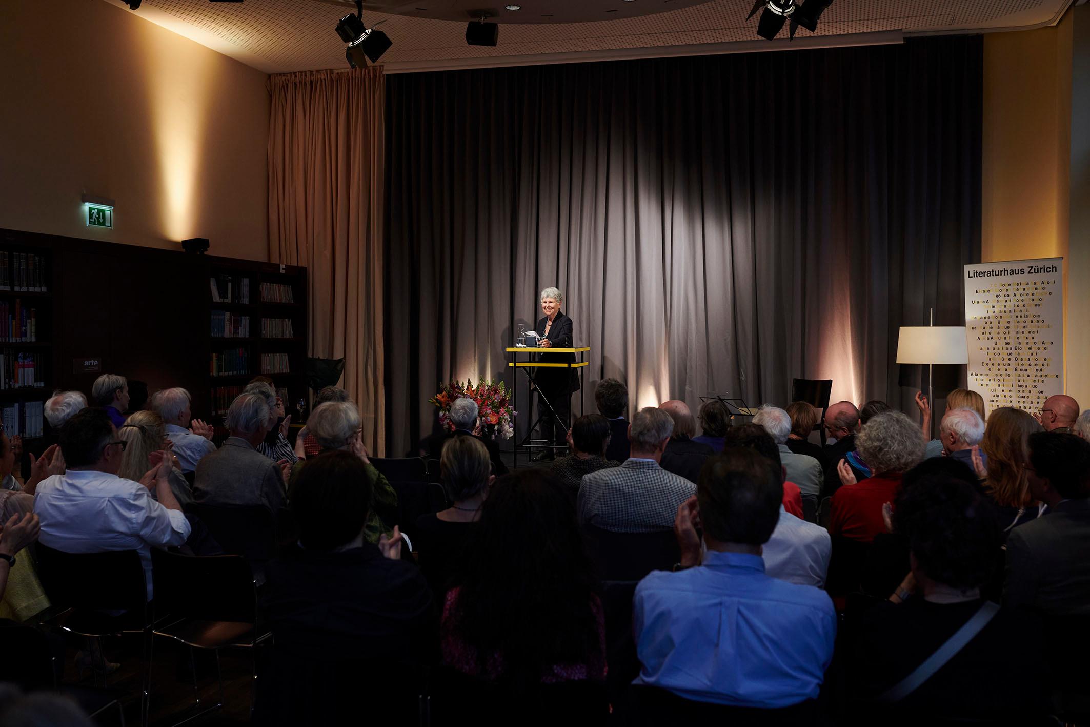 Beatrice von Matt am Rednerpult hält ihre Dankesrede