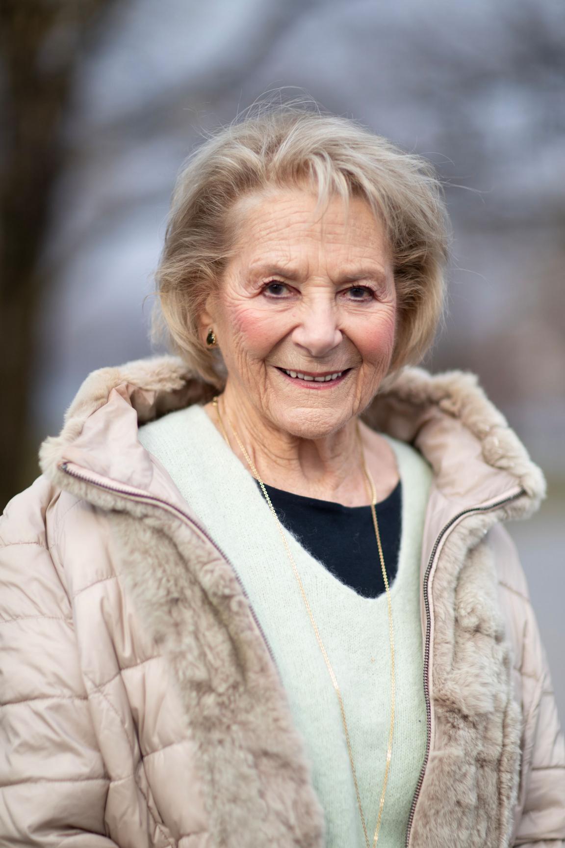 Heidi Diggelmann im Wintermantel