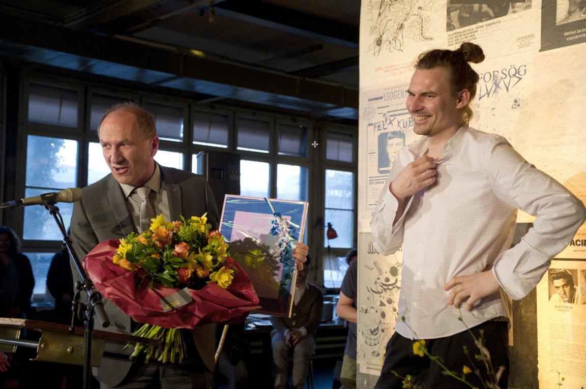 Martin Graf übergibt Blumenstrauss und Urkunde an Jurczok 1001