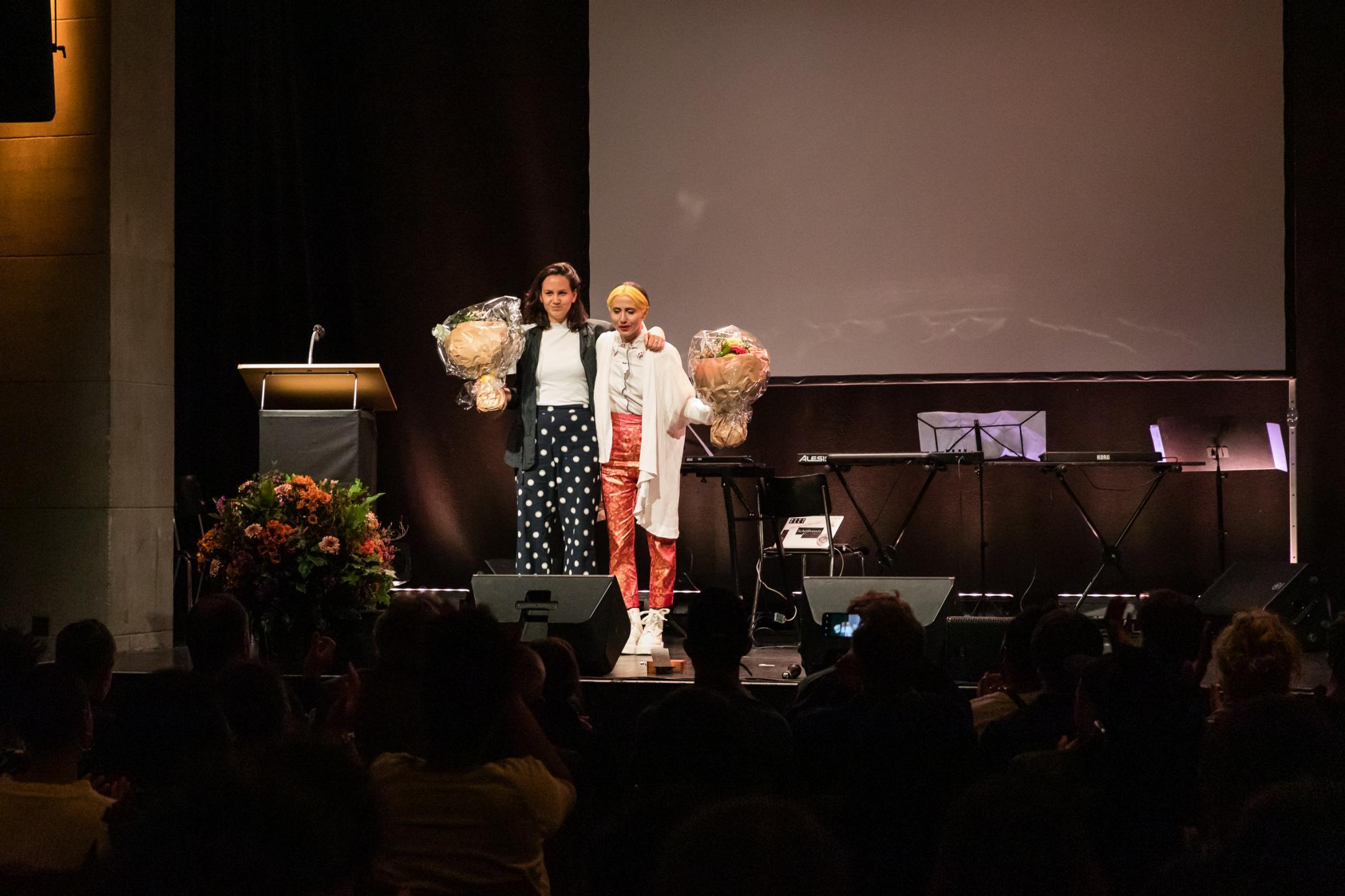 Eclecta zusammen mit Blumensträussen