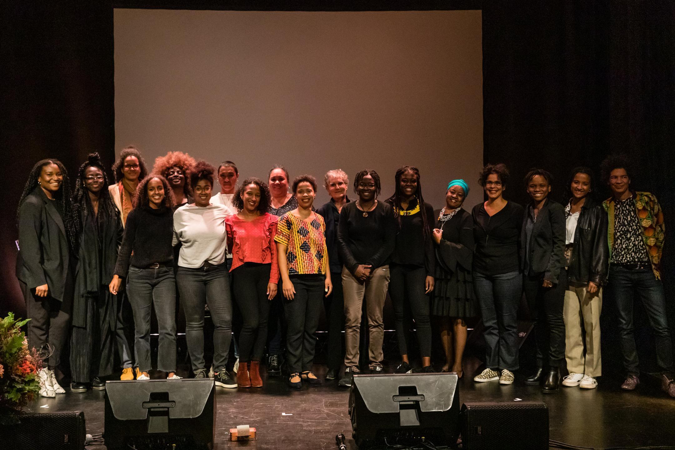 Die ganze Gruppe Bla*Sh steht auf der Bühne