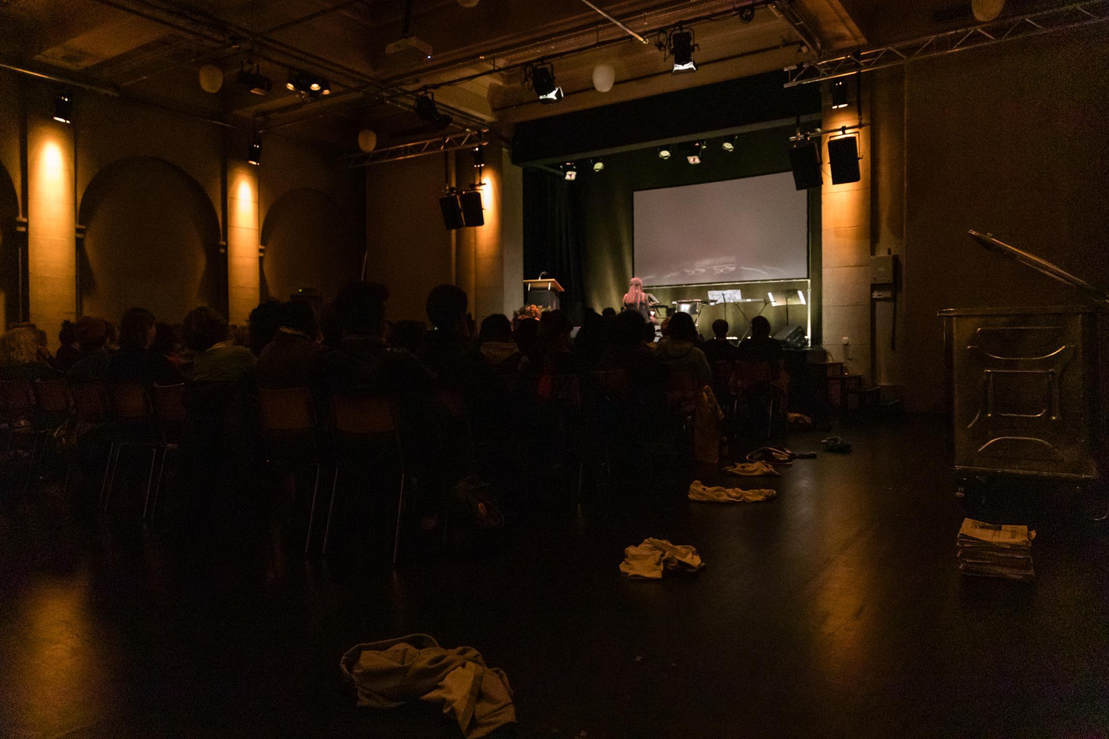 Experi Theater macht eine Performance mit einem Menschen in einem Container