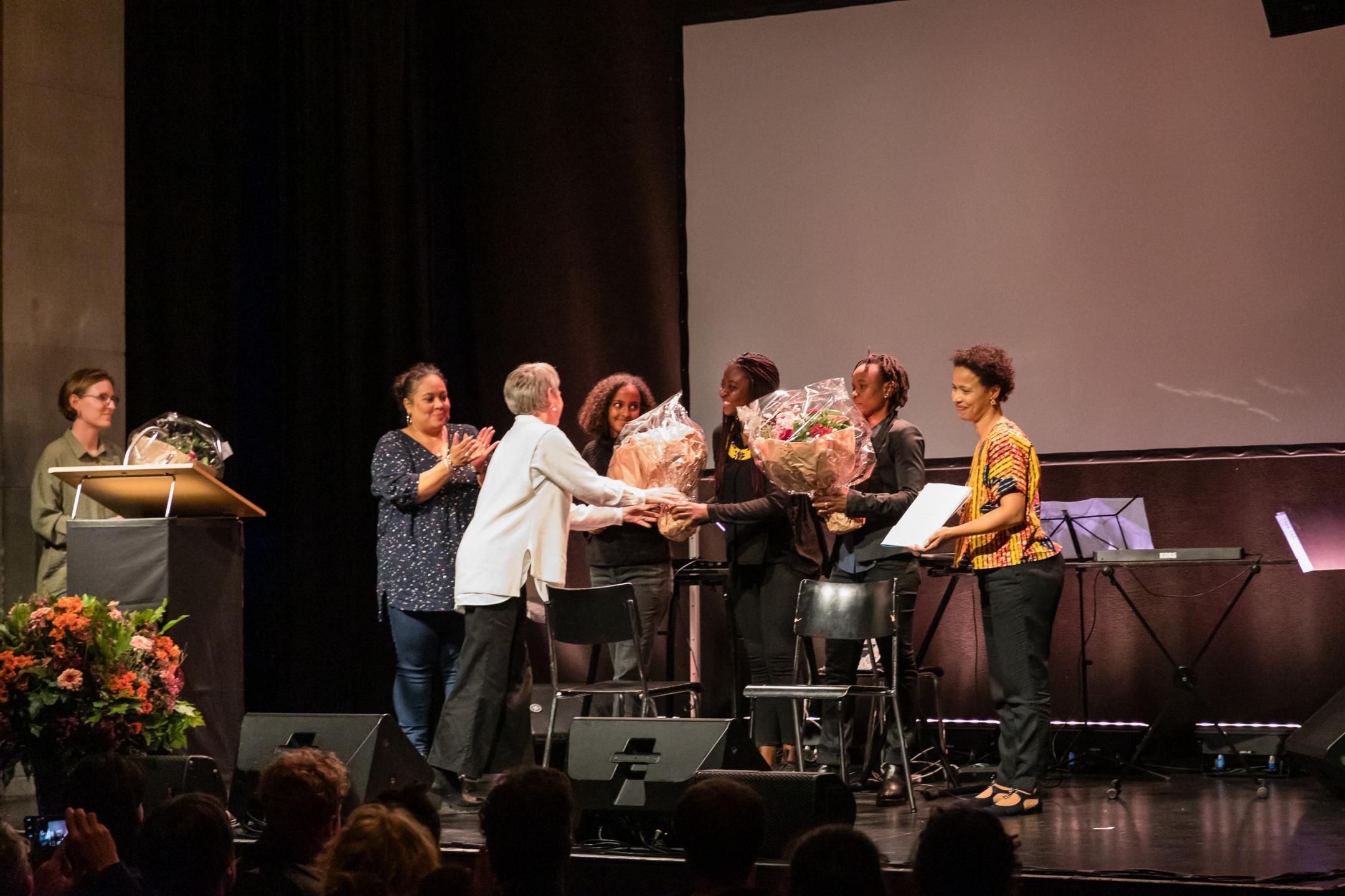 Blumenübergabe an Bla*Sh