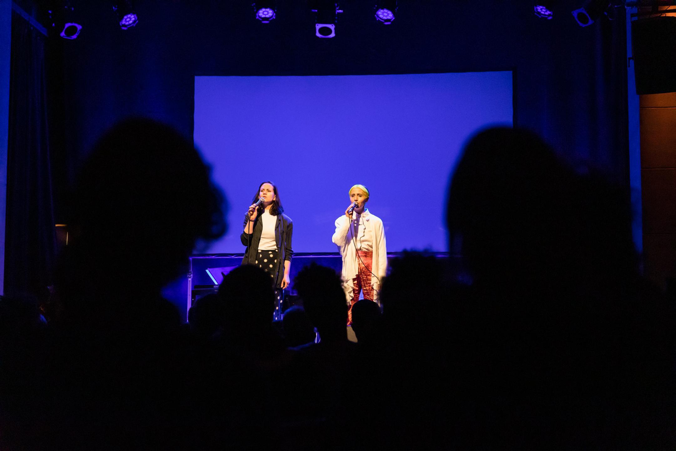 Exclecta singt auf der Bühne