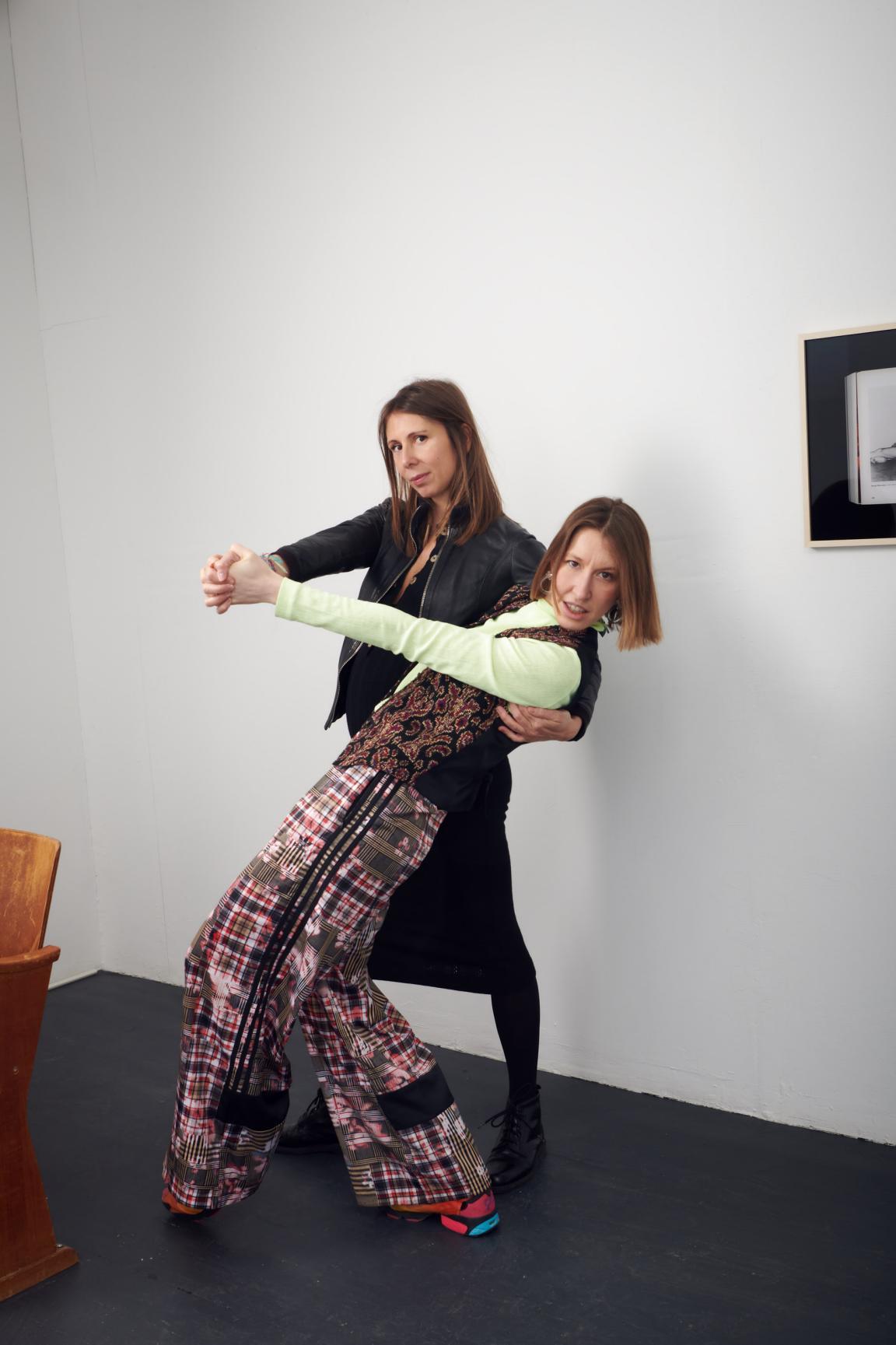 Die beiden Gründerinnen von Last Tango, Arianna Gellini und Linda Jensen, posieren in Tango-Pose. 
