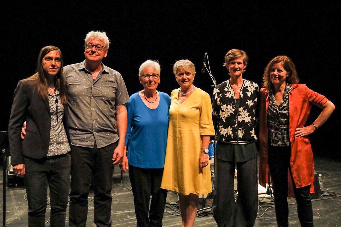 Gruppenbild mit Preisträger, Laudator, Musiker und Jacqueline Fehr