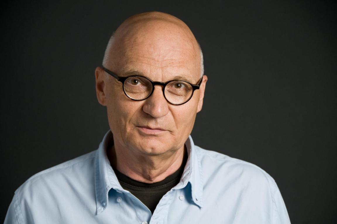 Christian Mann in Frontansicht vor schwarzem Hintergrund