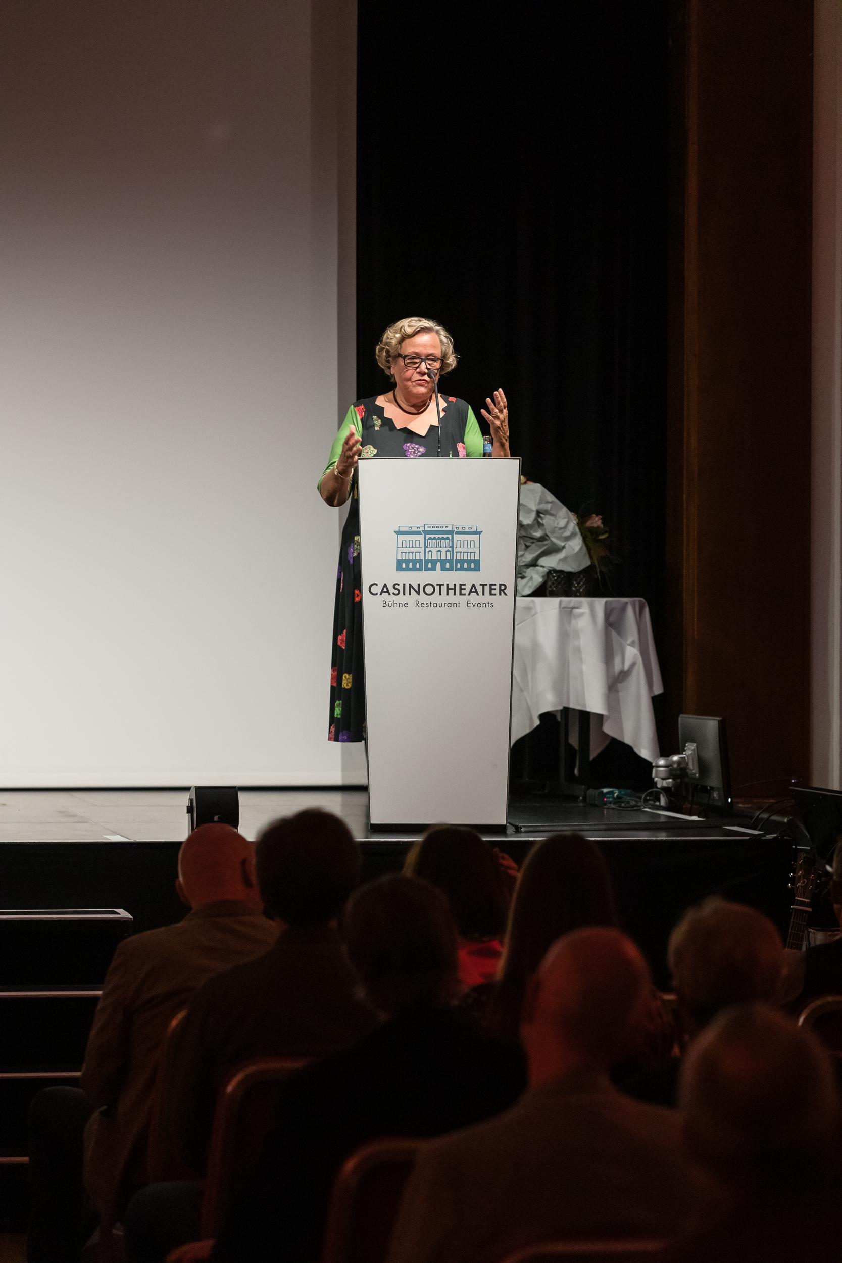 Nikola Weisse steht am Rednerpult