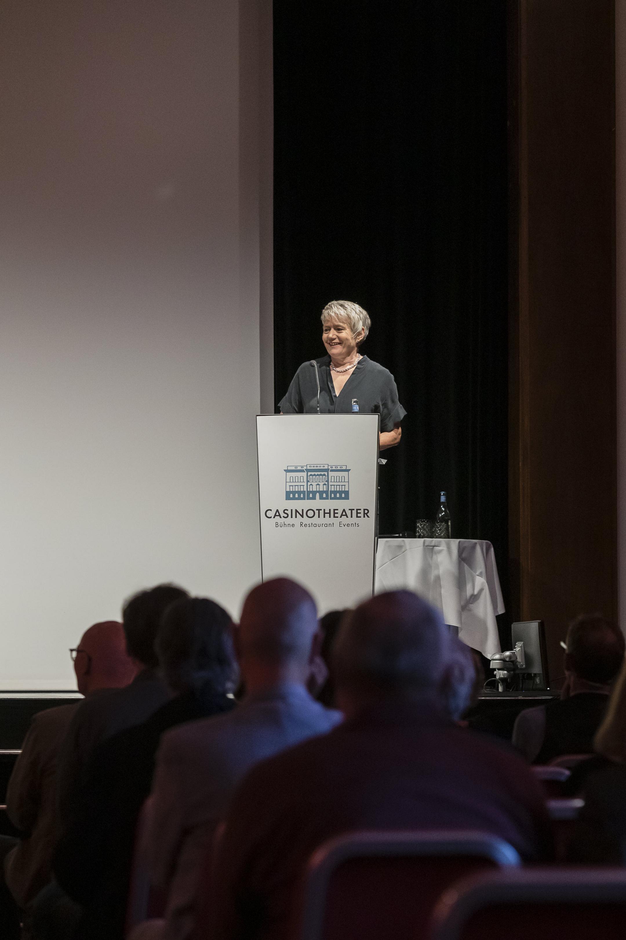 Regierungsrätin Jacqueline Fehr steht am Rednerpult