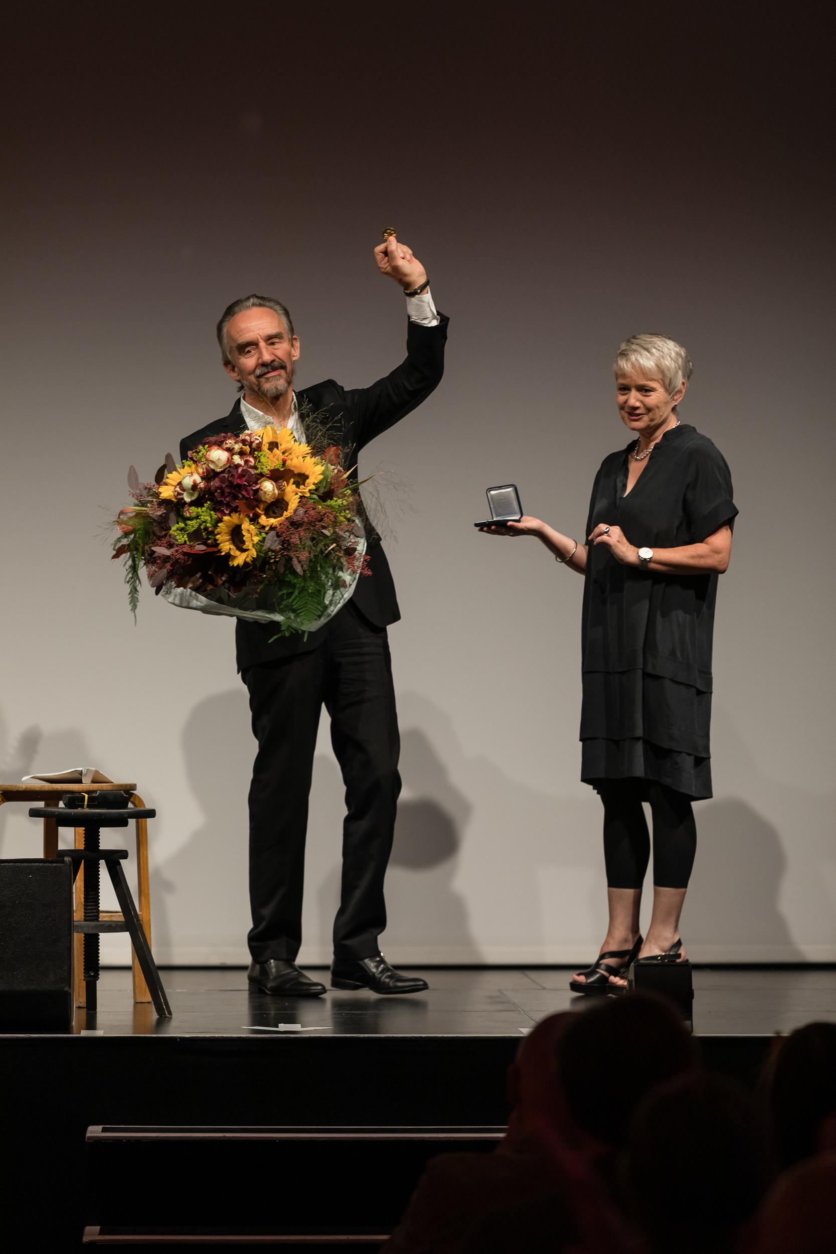 Jacqueline Fehr übergibt Patrick Frey die goldene Ehrenmedaille, Patrick Frey mit Blumenstrauss in der Hand und Jubelfaust in der Höhe