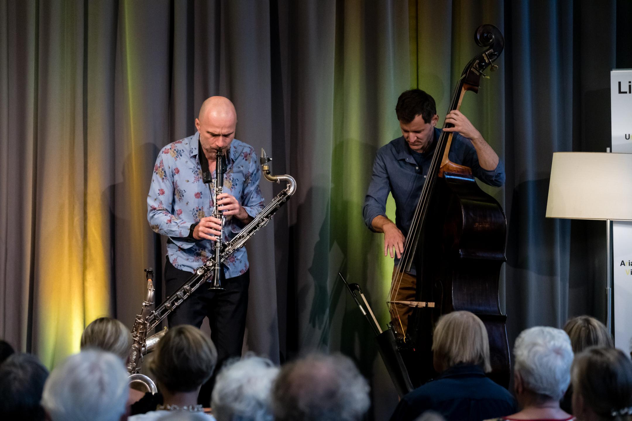 Marcel Lüscher an der Klarinette spielend, Mirco Lüscher Kontrabass