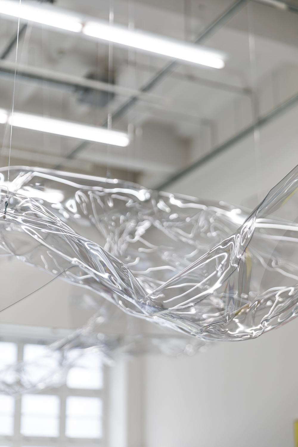 hängende Plastikarbeit