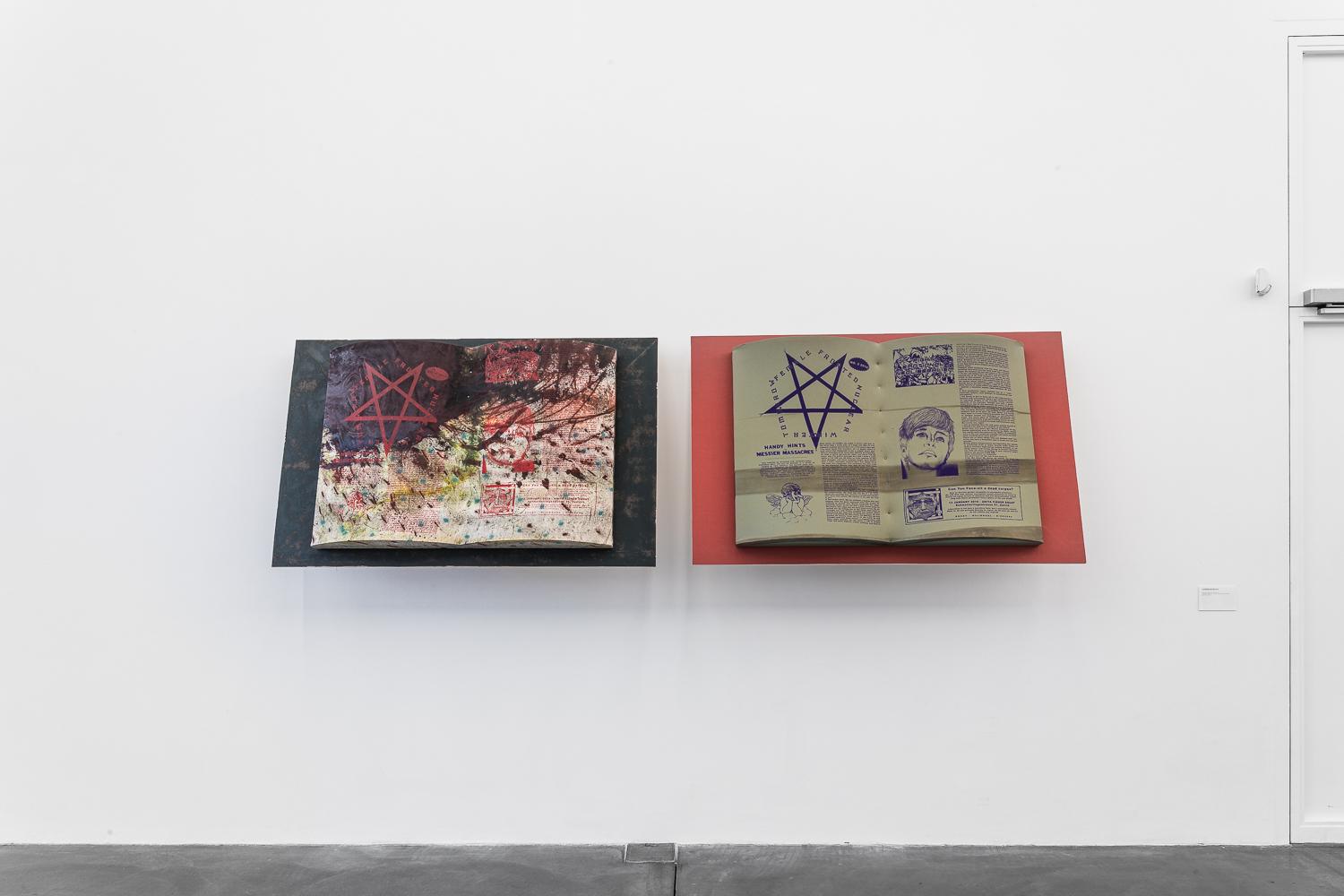 Zwei Bücher mit Abbildungen