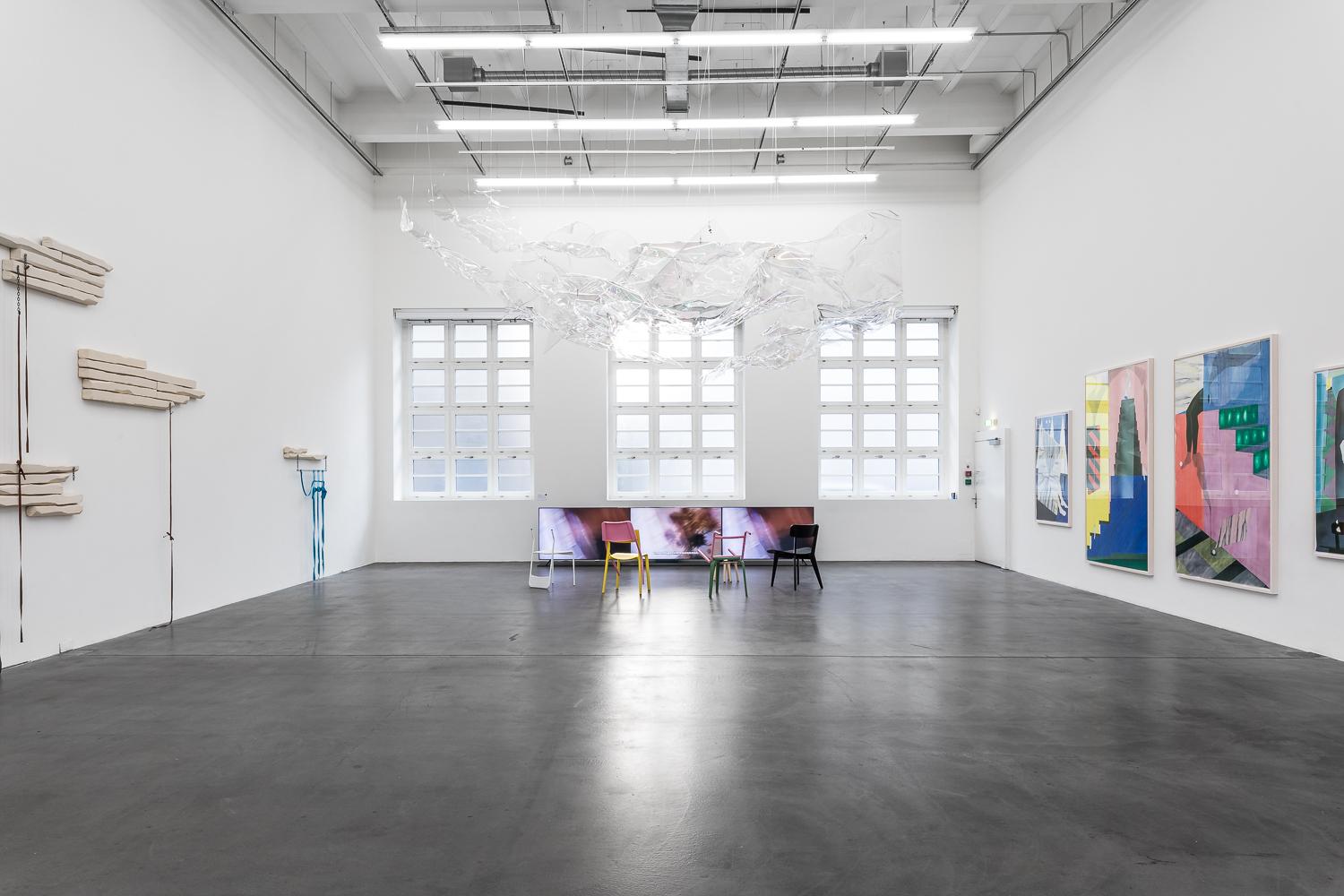 Raumansicht mit verschiedenen Werken