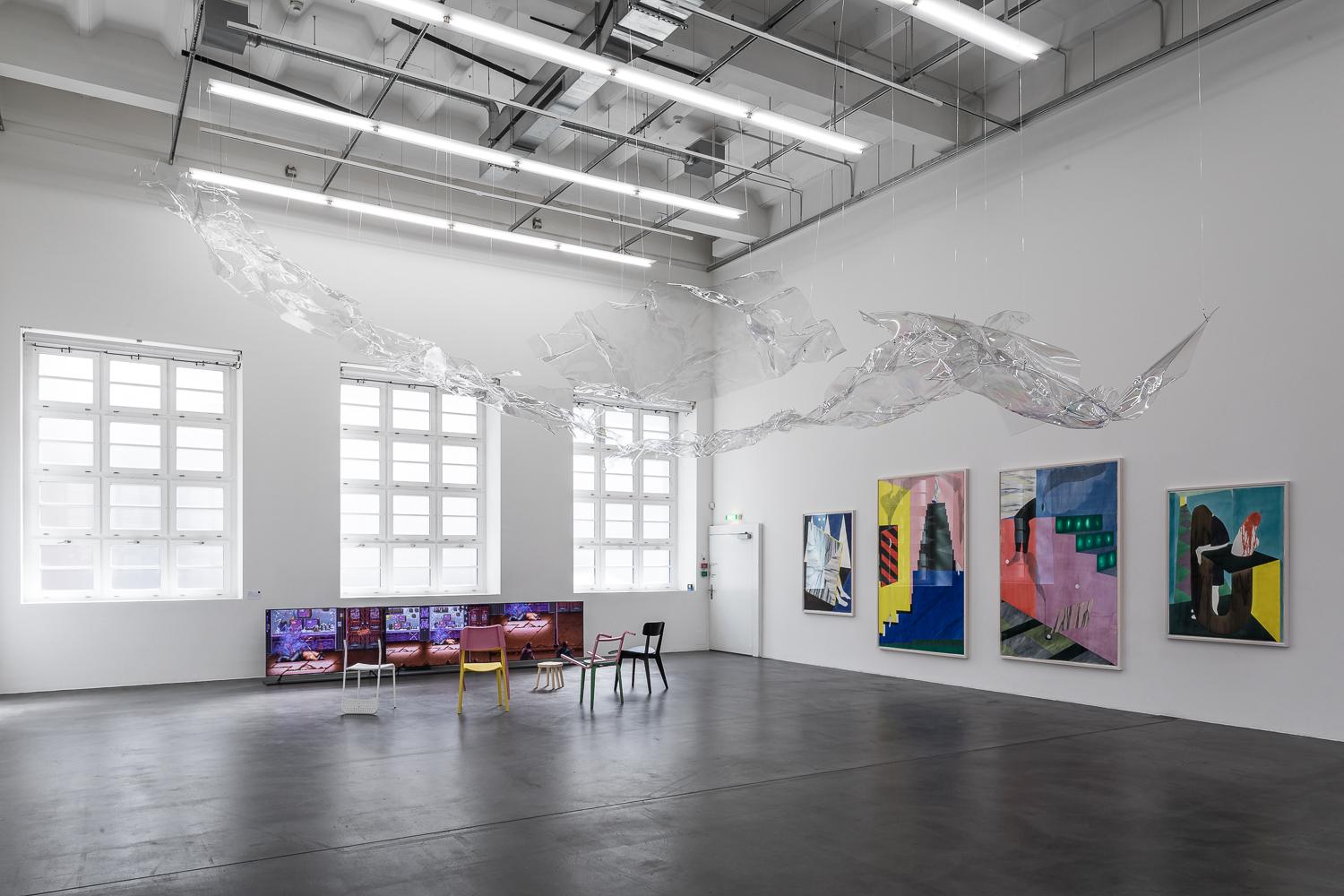 Raumansicht mit verschiedenen Werken