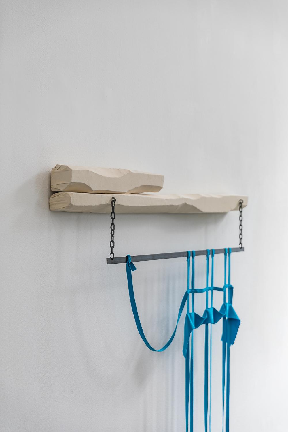 Werk an der Wand mit Holz und Bändern