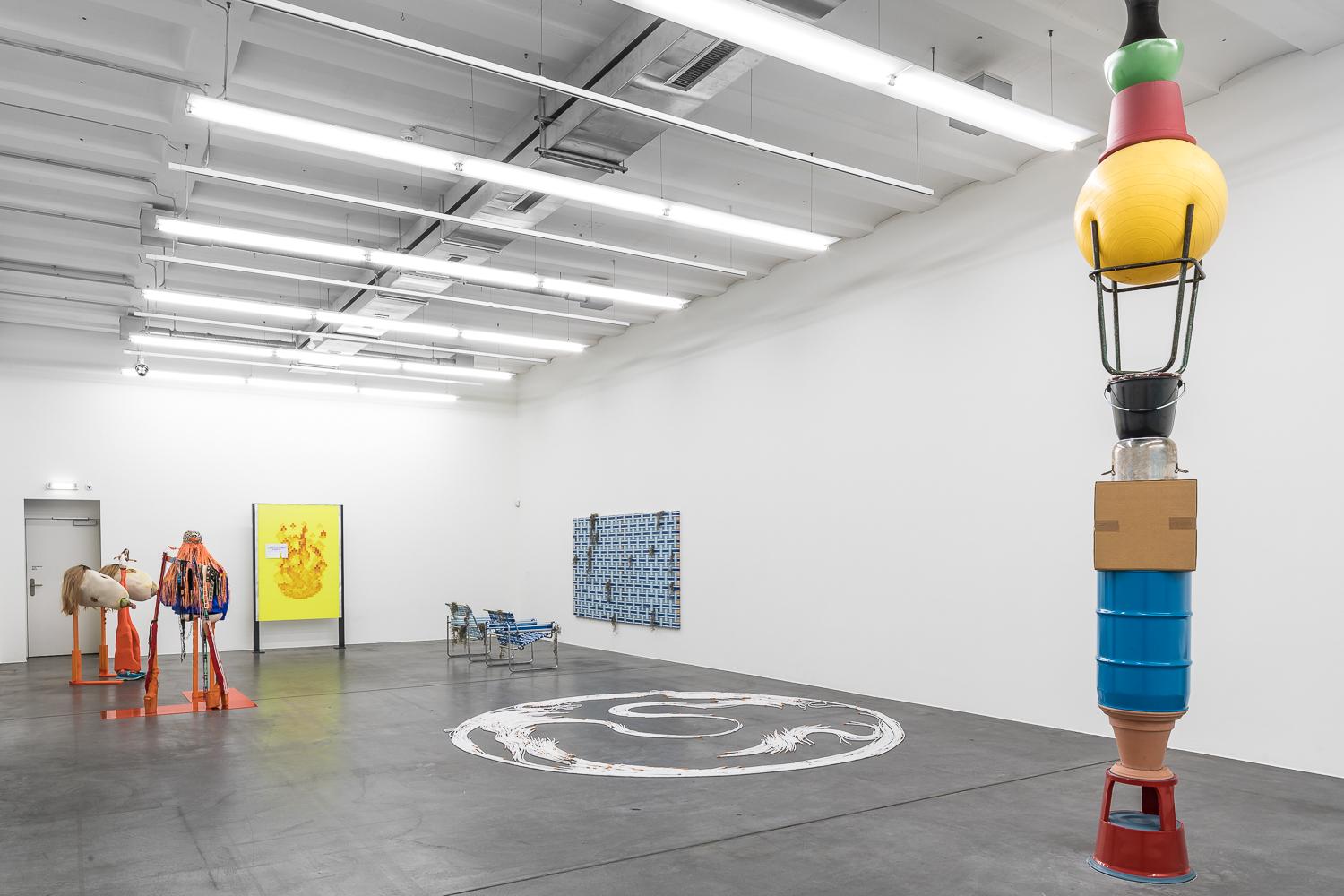 Raumansicht mit verschiedenen Werken