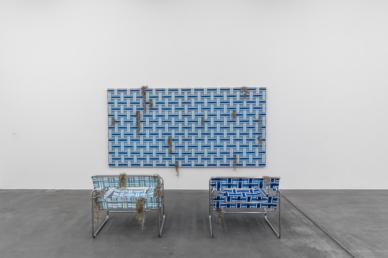 Gebilde aus zwei Stühlen und Bild, blau geometrisch