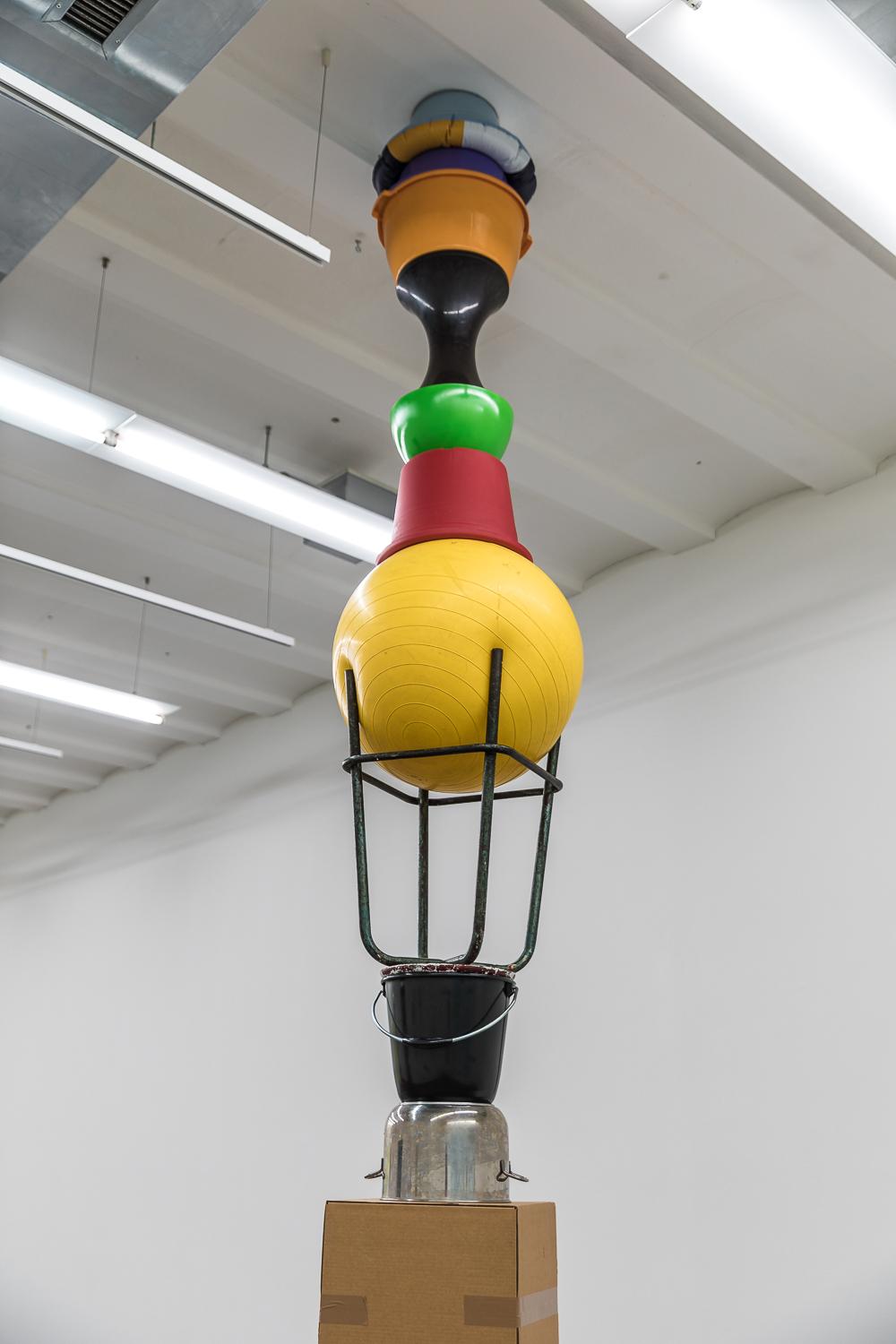 Detailansicht Werk, aufeinander gestappelte grosse Gegenstände