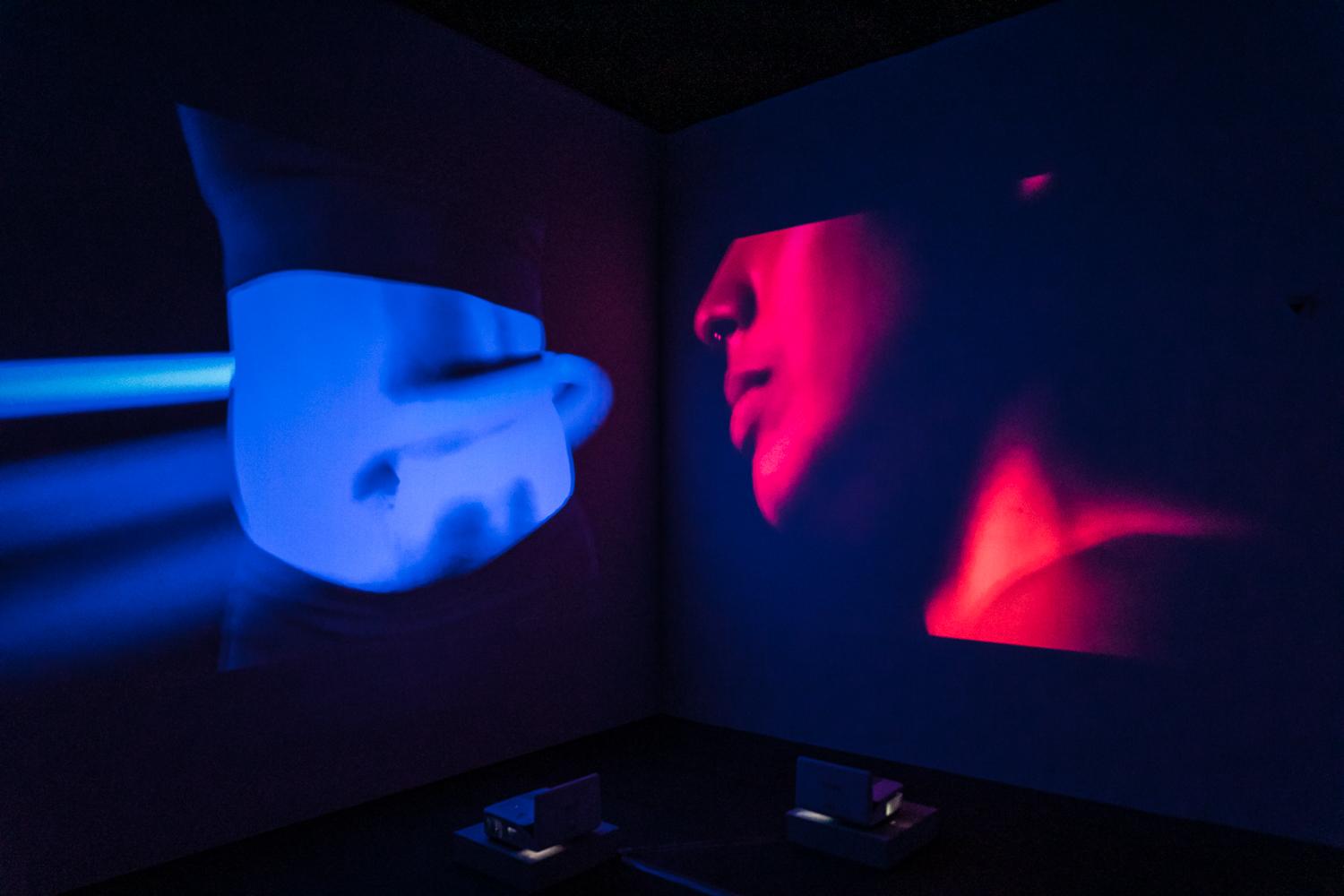 Abbildung Videoinstallation - blau-rot