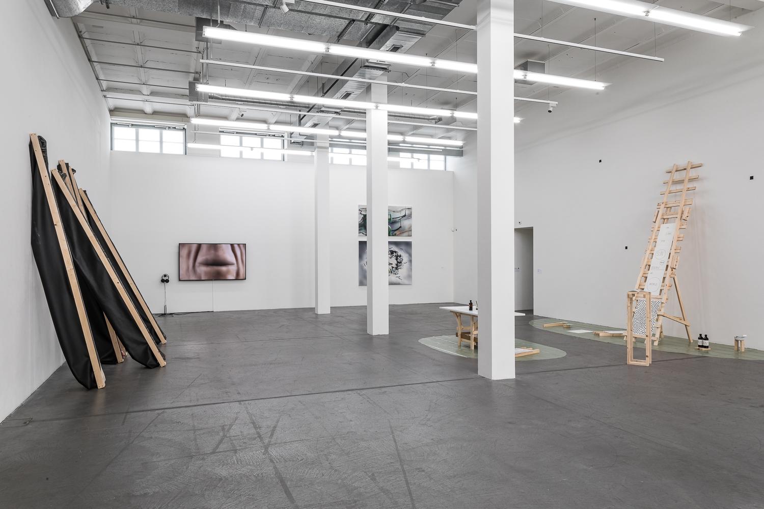 Raumansicht mit verschiedenen Werken