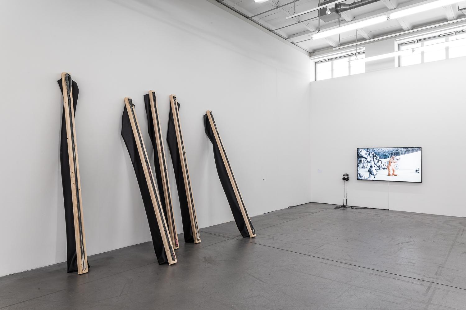 Raumansicht mit verschiedenen Werken