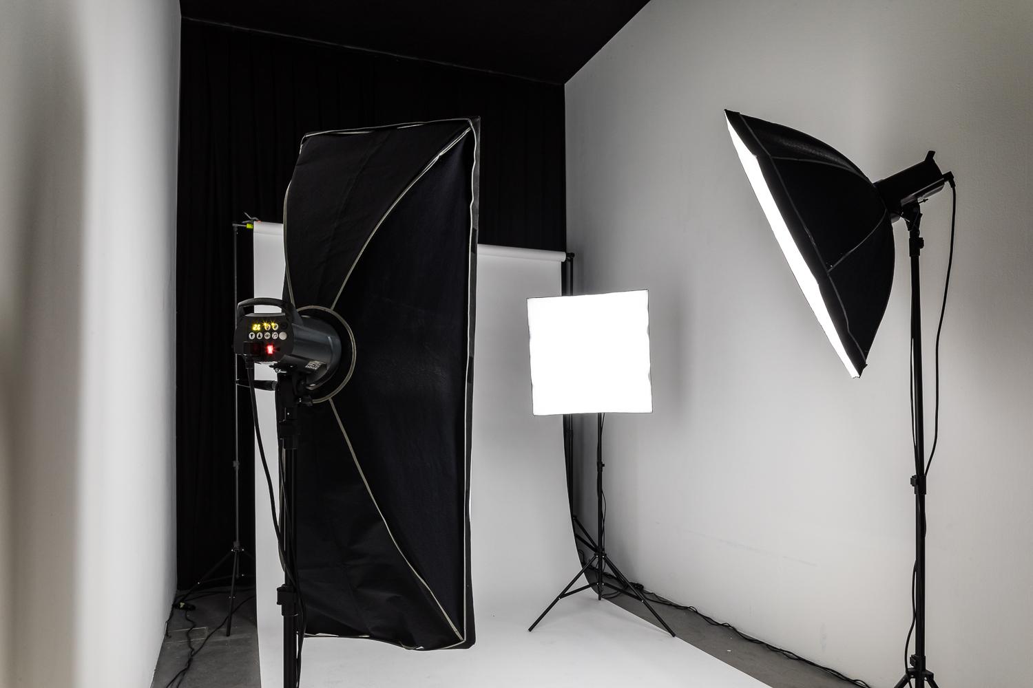 Fotoaufnahmeszene mit Leuchten und neutralem Hintergrund