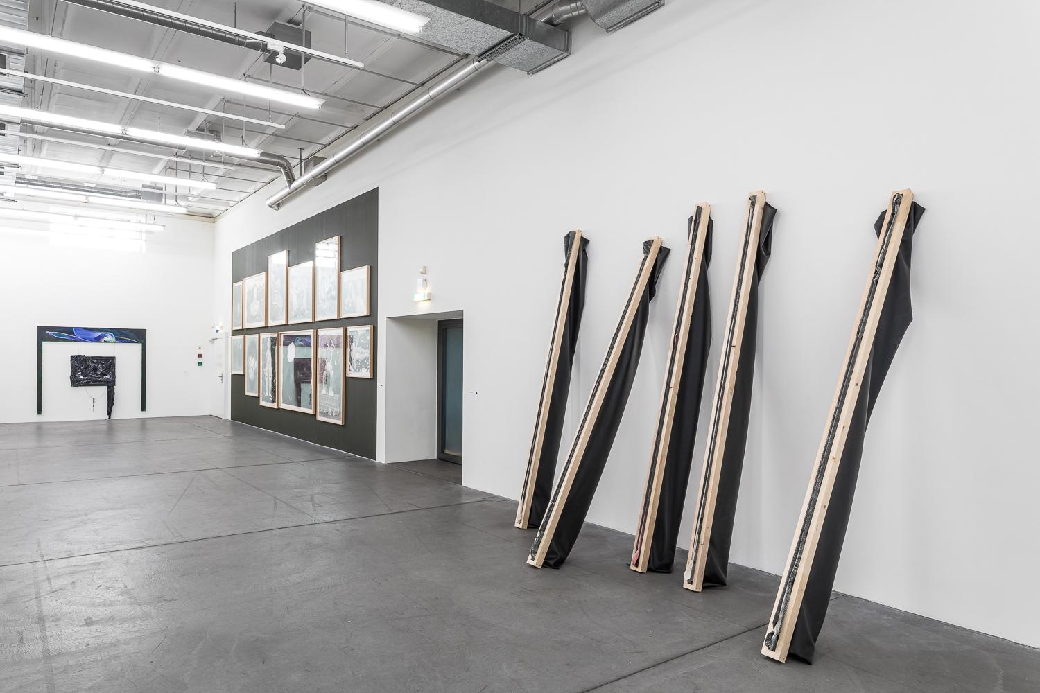 Raumansicht mit verschiedenen Werken